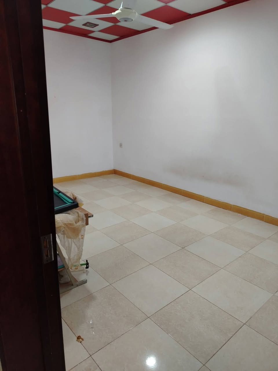 بيت للبيع اركوازي كيعان وريا طابو زراعي فول سيراميك
مساحه البيت ٢٤٠ ركن / ع سايدين 

خدمات فول تبليط مجاري خطين ماي 

غرفتين نوم / هول / استقبال / مطبخ حار بارد /

صحيات داخليه خارجيه / حديقتين / كراج /

السعر 57 بي مجال 

اللاستفسار ***********
