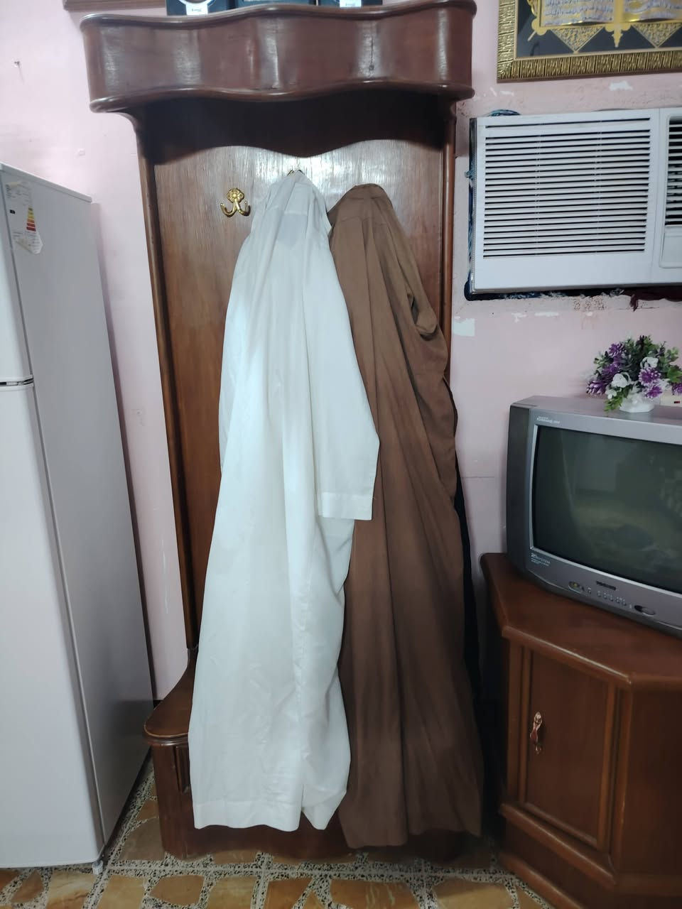 السلام عليكم غرفة نوم  حطاطه صاج درجه اولى للبيع نضيفه وحلوه للاستفسار على الخاص او الاتصال على الرقم ***********
