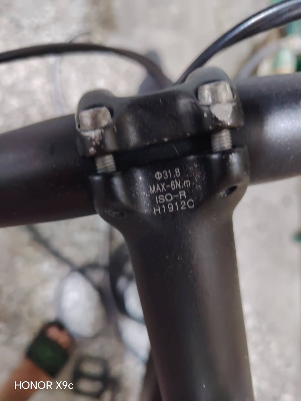 هذه الدراجة الهوائية هي من نوع Trek FX Disc، وتحديداً يرجح أن تكون موديل Trek FX 3 Disc أو FX 2 Disc (دراجة هجين / هجينة - Hybrid Bike). [1, 2, 3]

تتميز هذه السلسلة بالخصائص التالية التي تظهر في الصورة:

الهيكل (Frame): تصميم مميز مصنوع من الألمنيوم خفيف الوزن باللون الأسود المطفي (Matte Black).

المقود: مقود مستقيم (Flat bar) مناسب للمدن والمسافات الطويلة.

الفرامل: ديسكات هيدروليكية (Hydraulic Disc Brakes) تظهر بوضوح في العجلات السعر 120 رقمي *********** مكاني الامين ثانيه قرب اسواق كرار الوائلي
