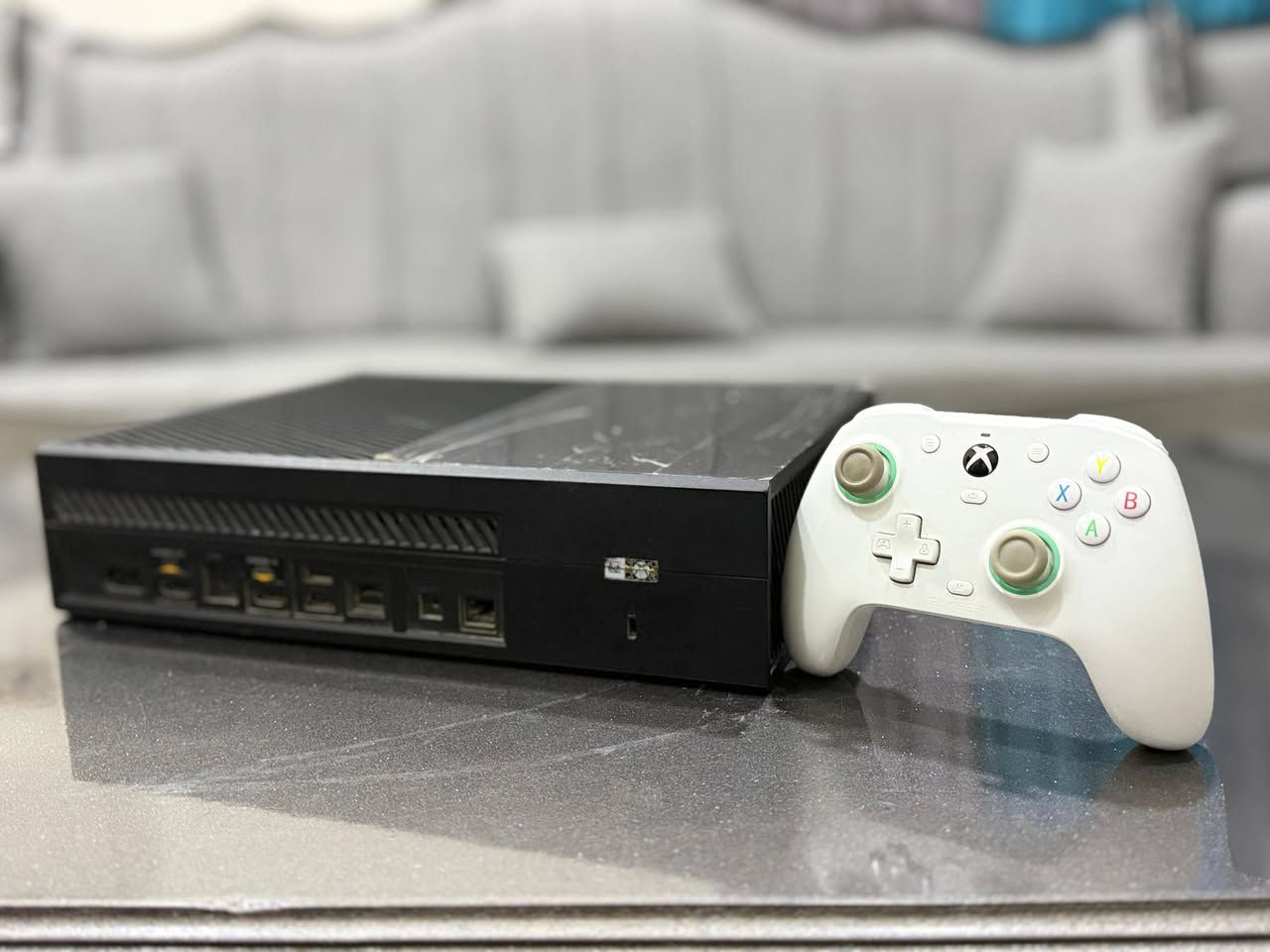 XBOX One fat للبيع
مع جويستك جيم سير احترافي وحساب جيم باس باقي شهر 
شغال 100% 
تواصل واتساب فقط ***********
