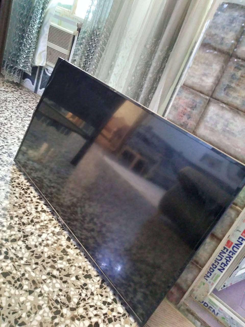 شاشات عدد 2 
1_ كرافت حجم ٥٥ انترنت اجت عليها كهرباء قوية صارت تشتغل بس صوت
2_ شاشة TCL حجم صغير انترنت مكسورة 
قيم وأخذ
رقم : *********** 
موجود وتس اب
