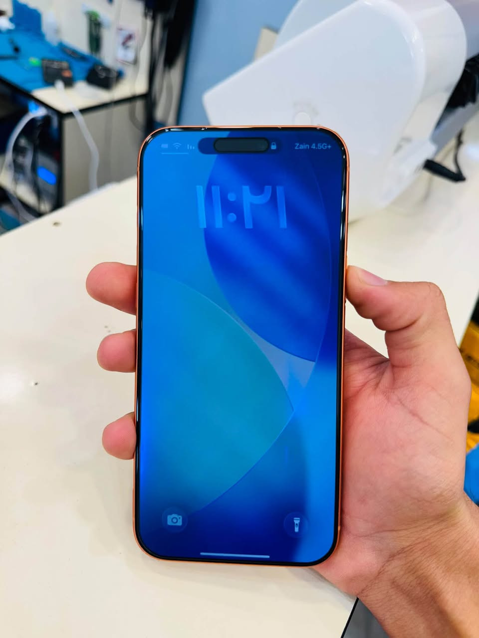 بسم الله الرحمن الرحيم

سلام عليكم

ايفون 17Pro Max للبيع فقط
الجهاز بلادي على وضع الشركة فوول نظافة 
اللون المميز ( البرتقالي 🧡 ) 
ذاكرة 256 بطارية 92% مشحون 318 شحنة
شرق اوسط كامل ملحقاته الاصليه 

بسعر ( 1650 ) وبي مجاااال بسيط
للاستفسار ***********

نص مكتوب في الصور:
- ١١:٢٣
- حول
- الاسم
- iPhone >
- إصدار iOS
- 26.6.2 <
- اسم الطراز
- iPhone 17 Pro Max
- رقم الطراز
- MFYN4ZA/A
- الرقم التسلسلي
- HLXXGWX007
- الضمان المحدود
- تاريخ انتهاء الصلاحية ٢٠٢٦/١١/٣ <
- الأغاني
- الفيديوهات
- ١٤
- الصور
- AV
- التطبيقات
- ٢٠
- السعة
- ٢٥٦ غ.ب.
- متوفرة
- ٢١٨,٧٢ غ.ب.
- عنوان Wi-Fi
- B8:01:1F:9E:11:DF
- ١١:٢٣ حالة البطارية حالة البطارية عادية تعمل بطارية iPhone هذه على النحو المتوقع. حول البطارية والضمان... الحد الأقصى للقدرة ٩٢٪ هذا قياس لققدرة البطارية مقارنة بقدرتها عندما كانت جديدة. قد تتسبب القدرة المنخفضة بتقليل ساعات الاستخدام بين عملية الشحن والأخرى. عدد الدورات ٣١٨ هذا هو عدد مرات استهلاك iPhone لقدرة البطارية، معرفة المزيد... تاريخ التصنيع أيلول ٢٠٢٥ أول استخدام تشرين الثاني ٢٠٢٥