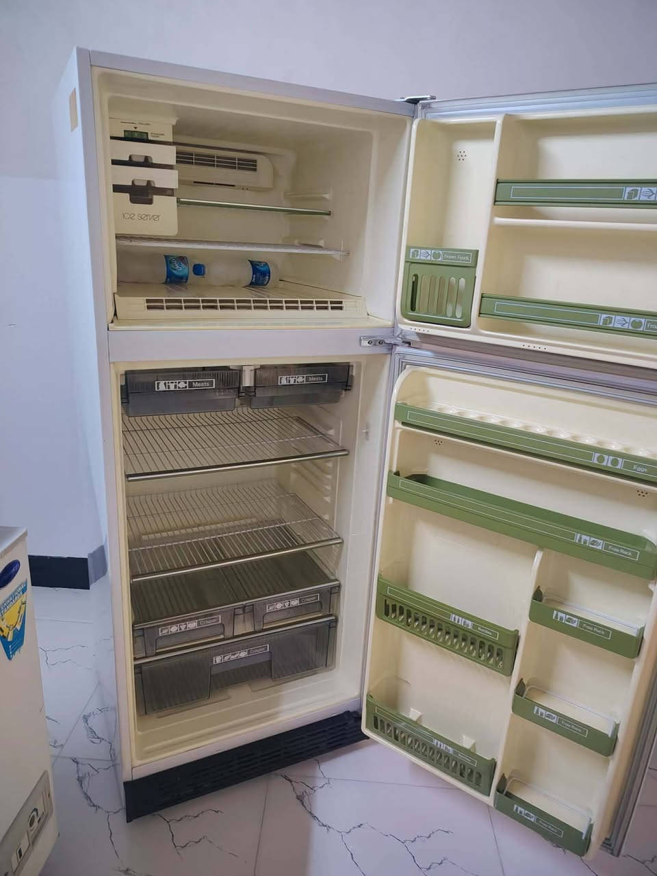 ثلاجه للبيع حجم. كبير بلادي مواصل مصلح  السعر 450 بي مجال. بسيط الشراي يتصل خاص مجاوب  فقط  واتس اب اتصال عل رقم *********** عنوان عصيرية جديدة قرب علوة المخضر الخارجيه
