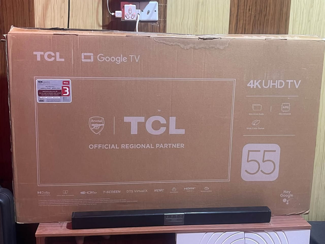 للبيع شاشة TCL 55P755 — قياس 55 بوصة
شاشة TCL بمواصفات قوية، مناسبة جداً للأفلام والمسلسلات، اليوتيوب، التطبيقات والألعاب 

 مواصفات الشاشة:

• الموديل: TCL 55P755
• الحجم: 55 بوصة
• الدقة: 4K UHD — 3840 × 2160
• نوع الشاشة: LCD / DLED
• معدل التحديث الأصلي: 60Hz
• DLG / Game Accelerator: حتى 120Hz 
• MEMC: 60Hz
• VRR: دعم معدل التحديث المتغير للألعاب
• ALLM: مدعوم
• Game Master: مدعوم
• Dolby Vision: مدعوم 
• Dolby Vision Gaming: مدعوم 
• HDR10+ / HDR10 / HLG: مدعومة
• Wide Color Gamut: ألوان واسعة
• DCI-P3: حتى 93%
• السطوع: 350 nits تقريباً
• نسبة التباين: 5000:1
• المعالج: AiPQ Processor
• UHD Upscaling: مدعوم

 للألعاب:

• Game Master
• DLG حتى 120Hz
• VRR
• ALLM
• Dolby Vision Gaming
• HDMI 2.1

 الصوت:

• قدرة الصوت: 20W — 10W × 2
• Dolby Atmos: مدعوم
• DTS Virtual:X: مدعوم
• eARC / ARC: مدعوم

 النظام والميزات الذكية:

• النظام: Google TV
• Google Assistant: مدعوم
• Hands-Free Voice Control: تحكم صوتي
• Chromecast Built-in: مدعوم
• Miracast: مدعوم
• Wi-Fi 5
• Bluetooth 5.0
• PVR / Timeshift
• EPG

 المنافذ والاتصالات:

• HDMI
• HDMI 2.1
• eARC / ARC
• USB
• Ethernet / LAN
• Optical Digital Audio
• AV
• RF / Antenna

 الأبعاد:

• بدون قاعدة: تقريباً 122.4 × 70.8 × 6.95 سم
• VESA: 300 × 300 mm
• الوزن بدون قاعدة: تقريباً 10.5 كغم

 TCL 55P755 — 55 بوصة / 4K / Google TV / Dolby Vision / Gaming 120Hz DLG

 شاشة مناسبة للبيت والأفلام والألعاب، وبمواصفات قوية ضمن فئتها.+++ الشاشه جديده شتريتها وحتى ماستخدمتها ابد ودوم مغلفها ومامشغلها سعرها 560ألف بلاش مو سعرها والله
هذا الرقم فقط بي واتساب فقط هذا راسلوني منه *********** مكاني بالبصره

نص مكتوب في الصور:
- بعدها بالاصق