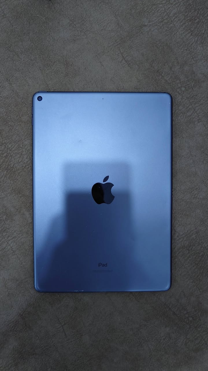Ipad air 3
ايباد ابل اير 3 
ما مفتوح شرط ما مبدل بيه شي
مستمر بالتحديثات متحدث اخر تحديث ios 26.7
يجي وياه شاحنة ابل الاصلية 20 واط مع كيبل اصلي
بيه فقط عواج بالشاصي مثل ما موضح بالصور ما مأثر عاللمس ابد 
البصمة شغالة 
السعر 175 الف وبيه مجال بسيط
مكاني موصل للاستفسار خاص او الاتصال على الرقم ***********
