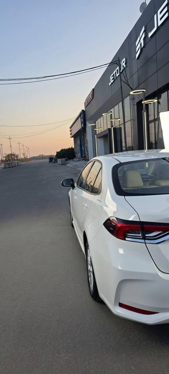 تويوتا كورولا 2025 هايبرد صيني  محرك 1.8 لتر 4 سلندر أوتوماتيك، مواصفات فل أوبشن بدون فتحة، لون أبيض، ممشى 41 ألف كم، بدون صبغ. بيها كاميرا خلفية وحساسات، بصمة وزر تشغيل، شاشة وعداد رقمي، شاحن لاسلكي، تحكم إلكتروني بالثبات والمنحدرات، ABS ومانع انزلاق، تكييف أوتوماتيك وتبريد خلفي، نوافذ كهربائية، LED وزينون أمامي، كشافات 
ضباب، 8 وسائد هوائية وقفل مركزي.
السعر 14,700 مع المجال
***********
