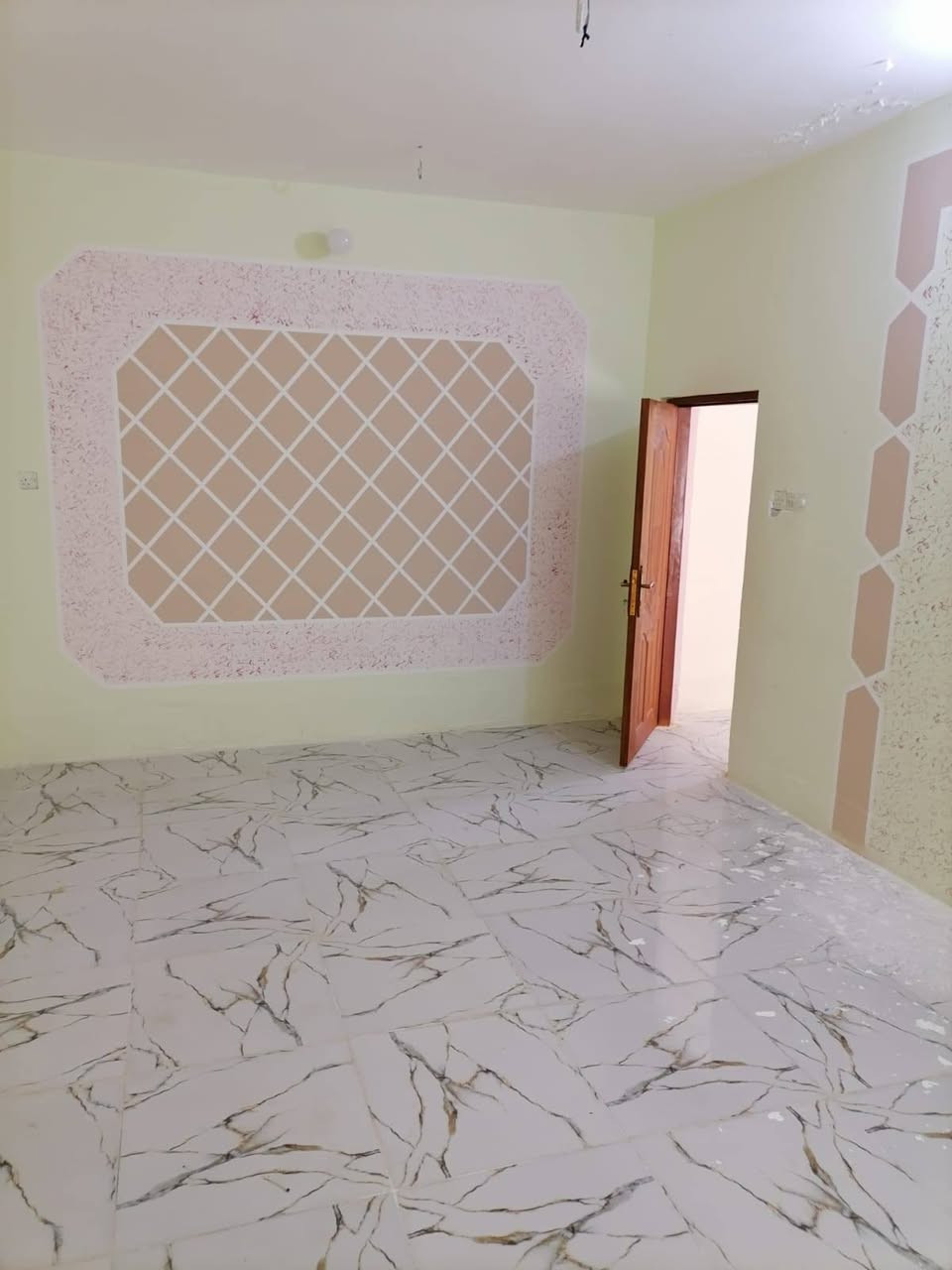 مشتمل للبيع بالتوزيع ال ٢٣ الف طابق ونص ١٢٥ متر شارع ٢٠ متر بناء طابوق غرفتين نوم وصالة واستقبال ومطبخ وصحيات عدد ٣ ومنور وكراج وسقيفة السعر ١٢٠ قابل للتفاوض
