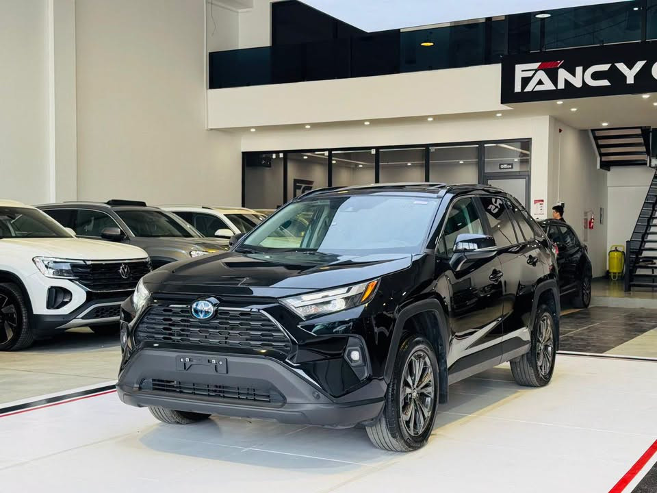 TOYOTA RAV4 XLE HYBRID - 2024 ✅

عربى/کوردی
تويوتا
راف 4,  XLE HEV (High) , 2024
عدد الأميال : 14,611 ميل
ضرر: كلين تايتل
سلندر: 4 سلندر
محرک: 2.5
السعر / اتصل بنا
الكاميرا الخلفية - سقف بانورامي - صندوق كهربائي  - التحكم على المنحدرات - مستشعر وقوف - تدفئة المقاعد - فتحة السقف - مثبت السرعة - مرايا جانبية كهربائية - شاشة - مراقبة النقطة العمياء - مقاعد كهربائية - 8 وسادة هوائية - مصابيح زينون الأمامية - المصابيح الأمامية ليد - قفل مركزي للأبواب - عرض المعلومات على الزجاج الامامي - تدفئة مقود القيادة - أبل كاربلاي - التشغيل عن بعد - ABS - AWD - رادار - كشافات ضباب - مثبت السرعة التكيفي - تبريد خلفي

📍العنوان: اربيل  -  شركة فانسي كارس
مدينة ئارام للتجارة رقم معرض (B4)

☎️-***********
☎️-***********
☎️- ***********
☎️- ***********

***************
تۆیۆتا
ڕاڤ 4,  XLE HEV (High) , 2024
ماوەی ڕۆیشتن : 14,611 ميل
بۆیاغ: کلین تایتڵ
پستۆن: 4 پستۆن
بزوێنەر: 2.5
 نرخ / پەیوەندی بکە
کامێرای دواوە - پانۆراما - سندوقی کارەبایی - ڕاگری نشێوی - حەساس - گەرمکەرەوەی کوشن - سلاید - دیاریکرنی خێرایی - ئاوێنەی لاتەنیشتی کارەبایی - شاشە - ئاوێنەی ڕادار - کورسی کارەبایی - 8 پەرەشووت - لایتی پێشەوەی زینۆن - لایتی پێشەوەی لید - قوفڵی دەرگاکان - داتاشۆ - سوکان هیتەر - ئەپڵ کارپلەی - شەغال - ABS - AWD - ڕادار - بلاجکتۆر - دیاریکرنی خێرایی خۆگونجێن - فێنککەرەوەی پشتەوە .

📍  ناونیشان: هەولێر کۆمپانیای فانسی کارس 
شاری ئارامی بازرگانی رقم پێشانگا (B4)

☎️-***********
☎️-***********

نص مكتوب في الصور:
- FANCY CARS