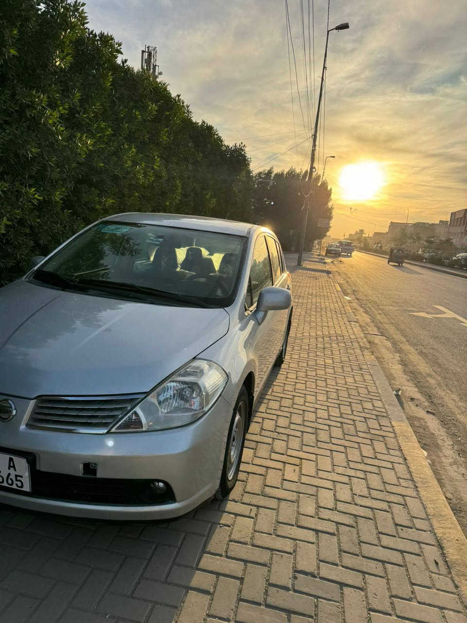 للبيع: نيسان فيرسا  2008 هاتشباك (محرك 1.8L)
الموديل: 2008 هاتشباك
ماشية 93000 
اللون: فضي / رصاصي
المحرك: 1800cc (قوة ممتازة واقتصادية)
القير: أوتوماتيك
المواصفات الخارجية: جام كهرباء للأبواب الأربعة، مرايا كهربائية، تخم تاير جديد بالكامل، بطارية جديدة.شاشة حديثة وكامرة 
المواصفات الداخلية والسلامة: مسجل CD/MP3، مقاعد قماشية خلفية قابلة للطي، ايرباجات أمامية، ABS + EBD.
ملاحظة الشفافية: السيارة نظيفة جداً وجاهزة للاستخدام، التبريد شغال كله مبدلة جديد 
وارد امريكي حادث جاملغ امامي وبالعراق صبغت 3 قطع جاردات اني ابيعلك حزام 
📍 المكان: [ بغداد /حي العامل]
💰 السعر المطلوب: [ 72 ]
📞 للتواصل: [ *********** ] بغداد, العراق
