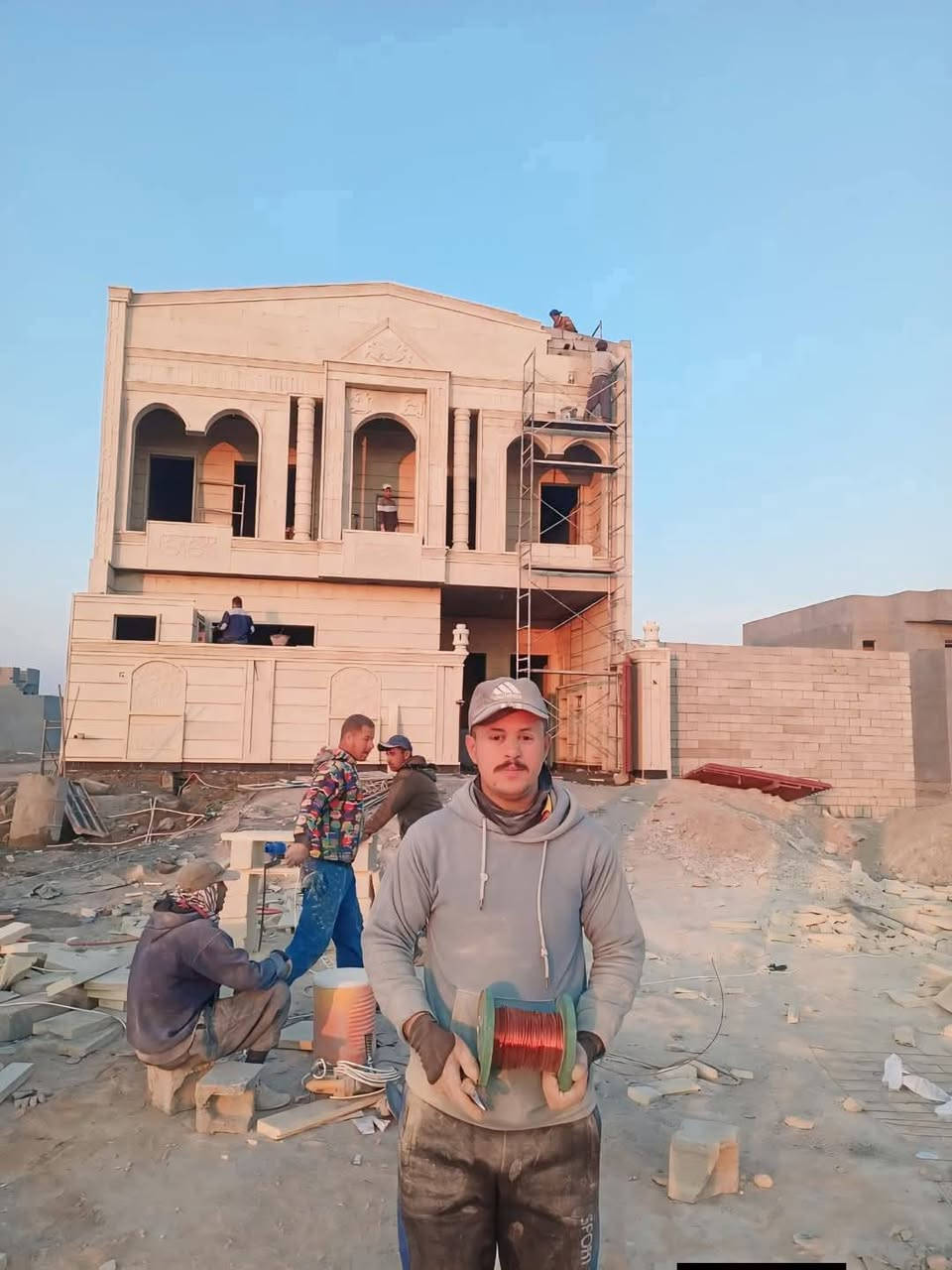السلام عليكم كادر عمل حجر حلان 
نشتغل جميع الواجهات تغليف كرسته وعمل 
 تطعيم ستاير واجهات كوبلنات متوفر حجر لاخضر و الاصفر
جلي ودرز كوبنات  شنشول تقليف دنك تصليح 
شقل براقي درجة أولى  أسعار مناسبه (***********)

نص مكتوب في الصور:
- HONOR X9c