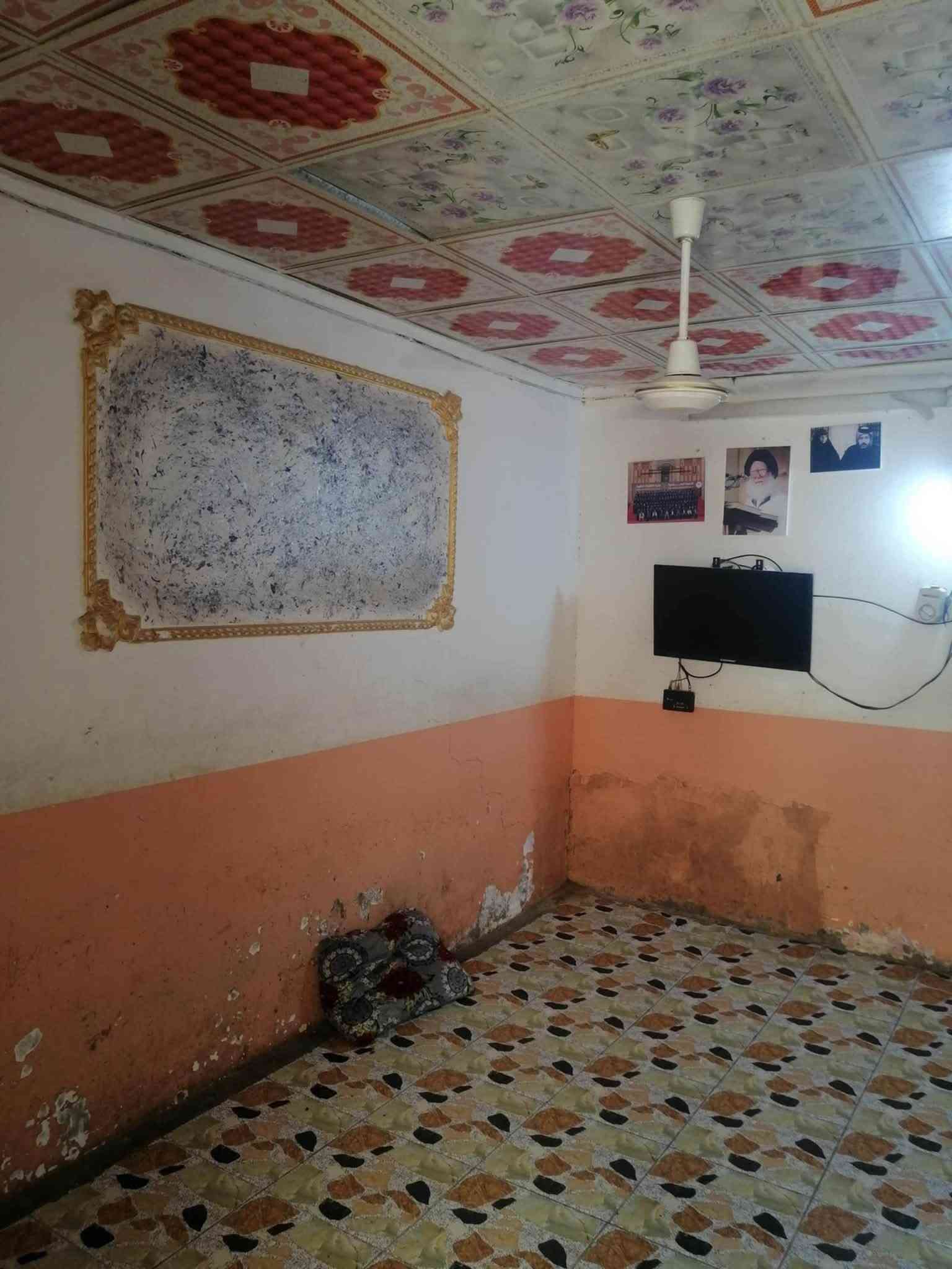بيت للبيع 100متر نقد او اقصاد بسعر 28 مليون قرب معمل الخياطه ثلاث غرف وصاله ومطبخ واستقبال مكتب حازم البديري ***********
