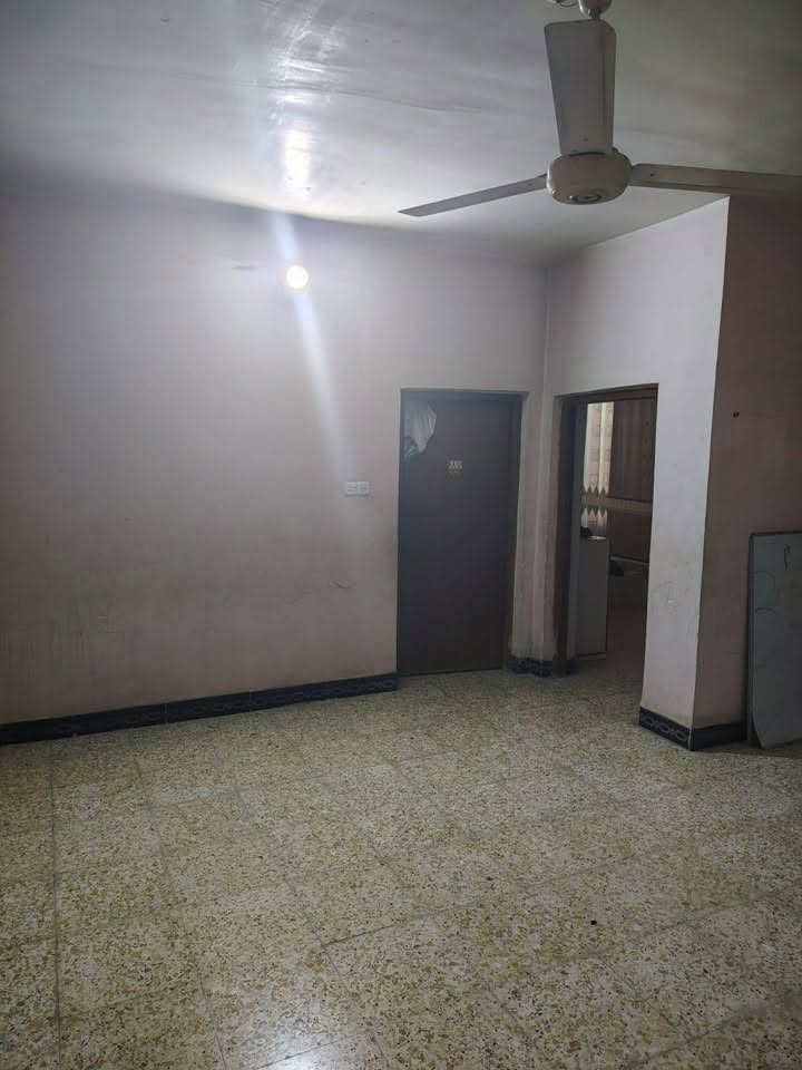 للبيع بيت في الزعفرانية، مساحة 312 متر، طابو صرف.

البيت يتكون من طابقين وسطح.

الطابق الأول بيه غرفة، استقبال كبير، هول واسع، مطبخ مع منور كبير، وصحيات داخلية وخارجية، بالإضافة إلى كراج وحديقة.

الطابق الثاني يتكون من 4 غرف نوم كبيرة، ويا سطح كبير.

البيت مساحته حلوة وتقسيمه مريح ومناسب للعائلة، والبيت بيه مساحة وحديقة وكراج، والطابو صرف.

السعر والتفاصيل على الرقم.   ***********    @.   
للمهتمين والجادين فقط، التواصل للمعاينة والاستفسار.
