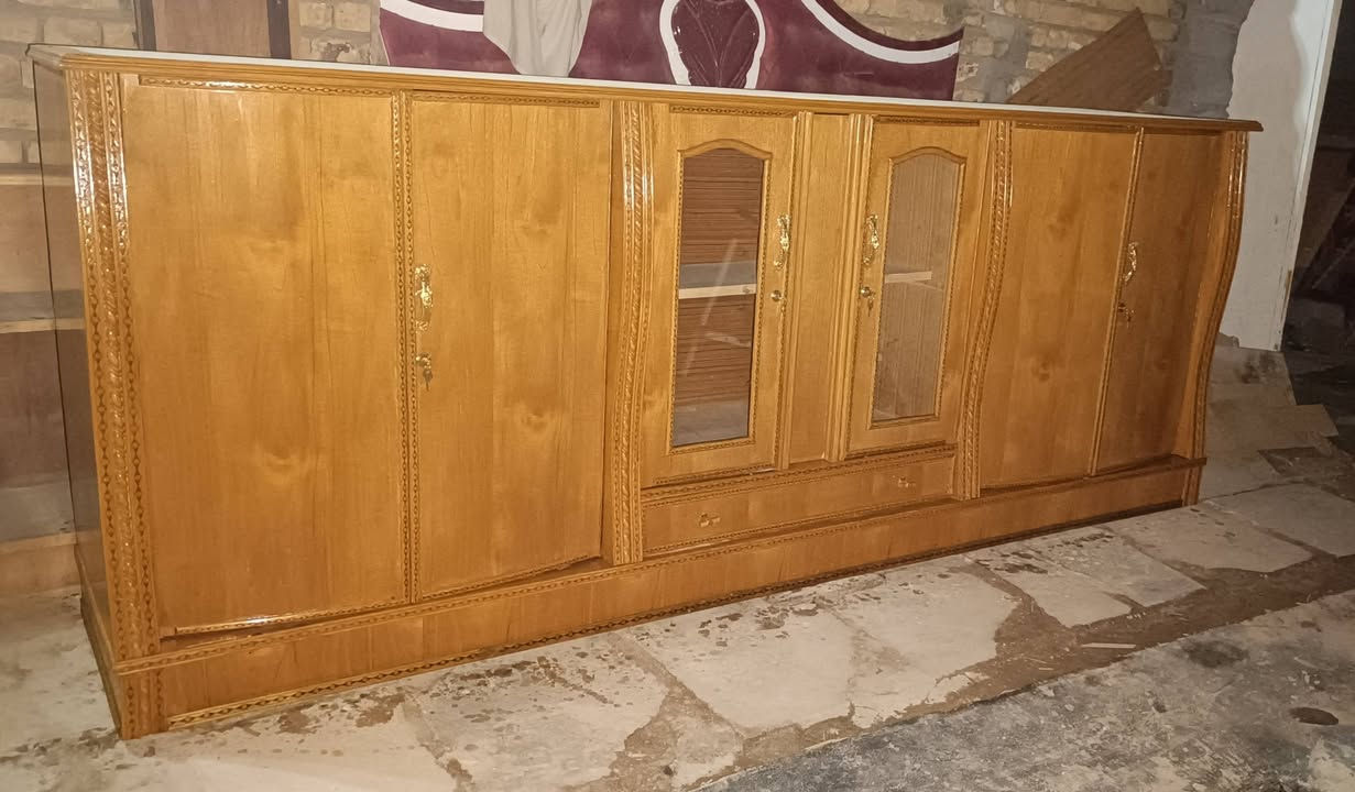 بوفيه نضيفه كلش 3 امتار تسكام درجه ولئ السعر ب 200 المكان الشاميه وهذا رقمي ***********
