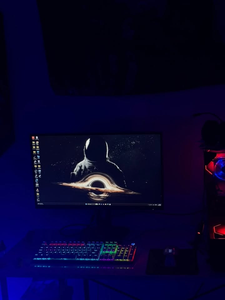حاسبه للبيع ب مواصفات:
كارت شاشه rx7600 16G
معالج ryzen 5600
رامات 16
ماذربورد B6550
باور سبلاي atx 600w
مع شاشه قيمنق 210 هرتز 
وماوس وكيبورد مابيع مفرد 
السعر مليون و400 وبيها مجال
رقم التواصل ***********
