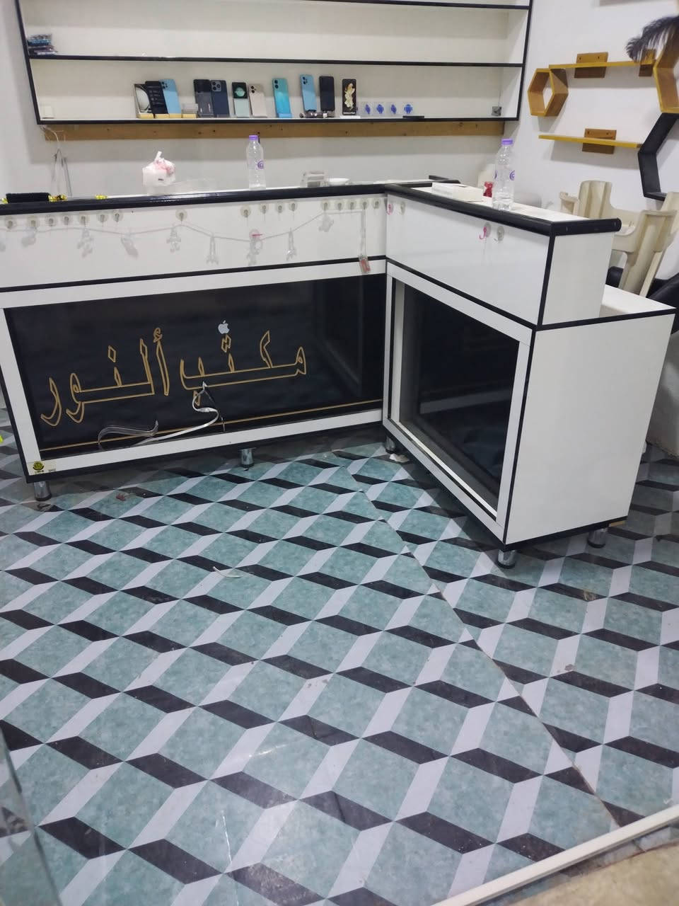 مكتب • رف جداري • قليل الاستعمال