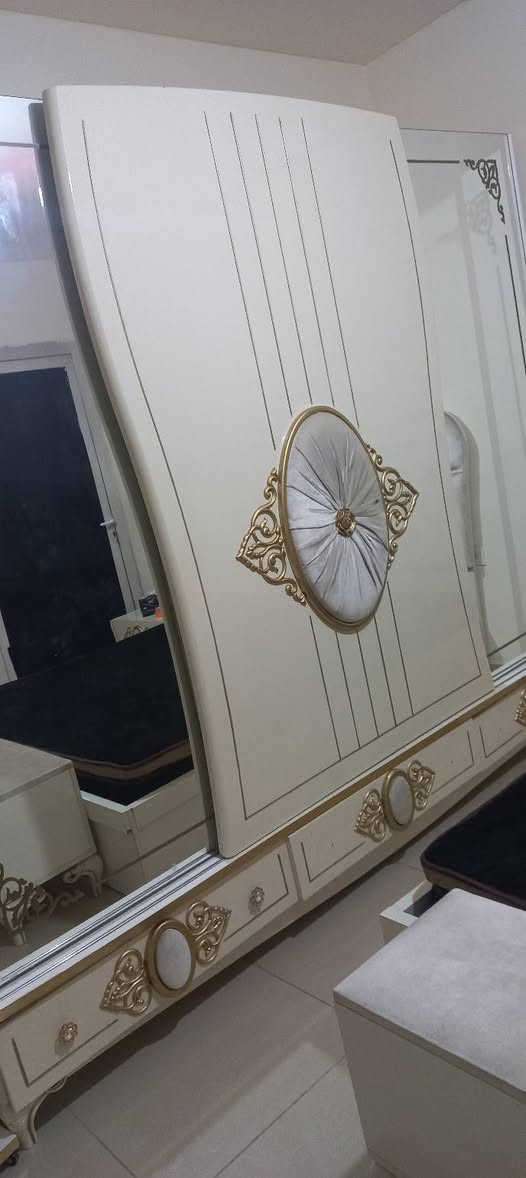 السلام عليكم موجود غرفة نوم ملكية للبيع 7 قطع ونظافة كاملة ويا دوشك نفرين ...
للتواصل ***********

