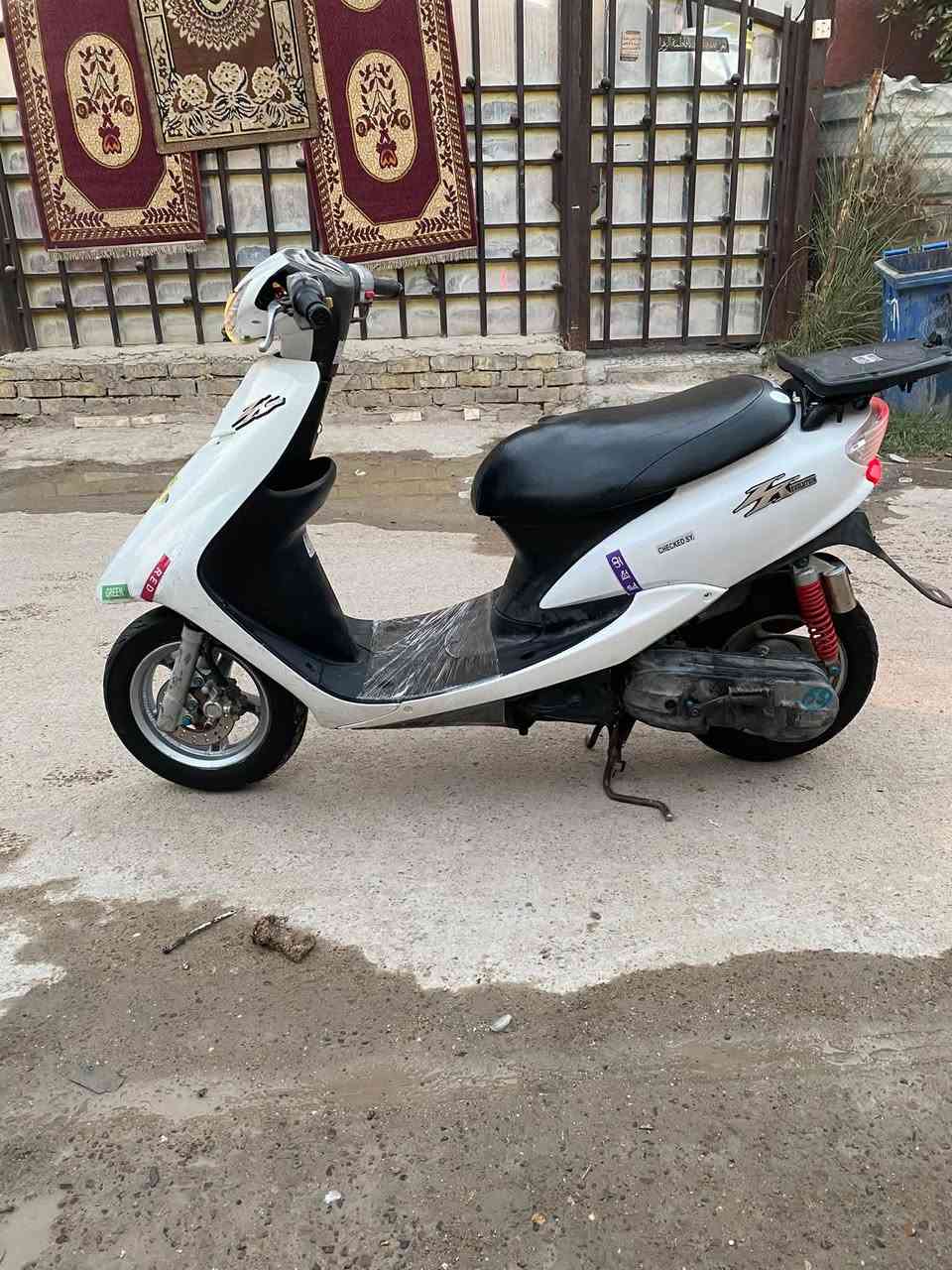 سلام عليكم للبيع دراجه سبايزر رياضي ويل كب رياضي دبل خلفي رياضي دراجه جديده حيل لون ابيض بلادي دراجه اخت رمبة  جديده برغي مامفتوح منهة جديده حيل وجاهزه اي نقص ما بيهة كلهة شغاله كهربائيات شغاله نكره سلف وهندر كيجات شغاله كفرات بلاديه دراجه جديده حيل محرك ناعم اخرس ما مفتوح شلعه ومعدل تخبل اوراق كامله دراجه بلاديه سعر (425)وبيهة مجال بسيط جدا(رجاءً لحد يكسر بحلال عالم) رقم الهاتف (***********) مكاني بغداد الغزالية

