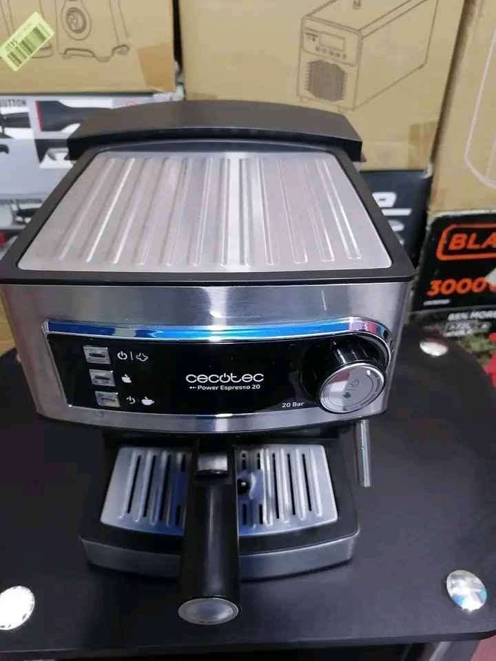 ماكينة صنع قهوة اسبريسو يدوية Cecotec Power Espresso 20.
الضغط: تتميز بضغط عالي يصل إلى 20 بار لاستخلاص نكهة غنية.

الطاقة: تعمل بقوة 850 واط.

السعة: تحتوي على خزان مياه بسعة 1.5 لتر.

الميزات: تتضمن ذراعًا مزدوج المخرج لعمل كوبين في نفس الوقت، بالإضافة إلى مبخر (Steamer) لرغوة الحليب.

التصميم: تأتي بسطح علوي لتدفئة الأكواب وتشطيبات من الفولاذ المقاوم للصدأ  ملاحظه مستخدمه
وەک لۆک وایەو سعری  75000 السليمانية, العراق
