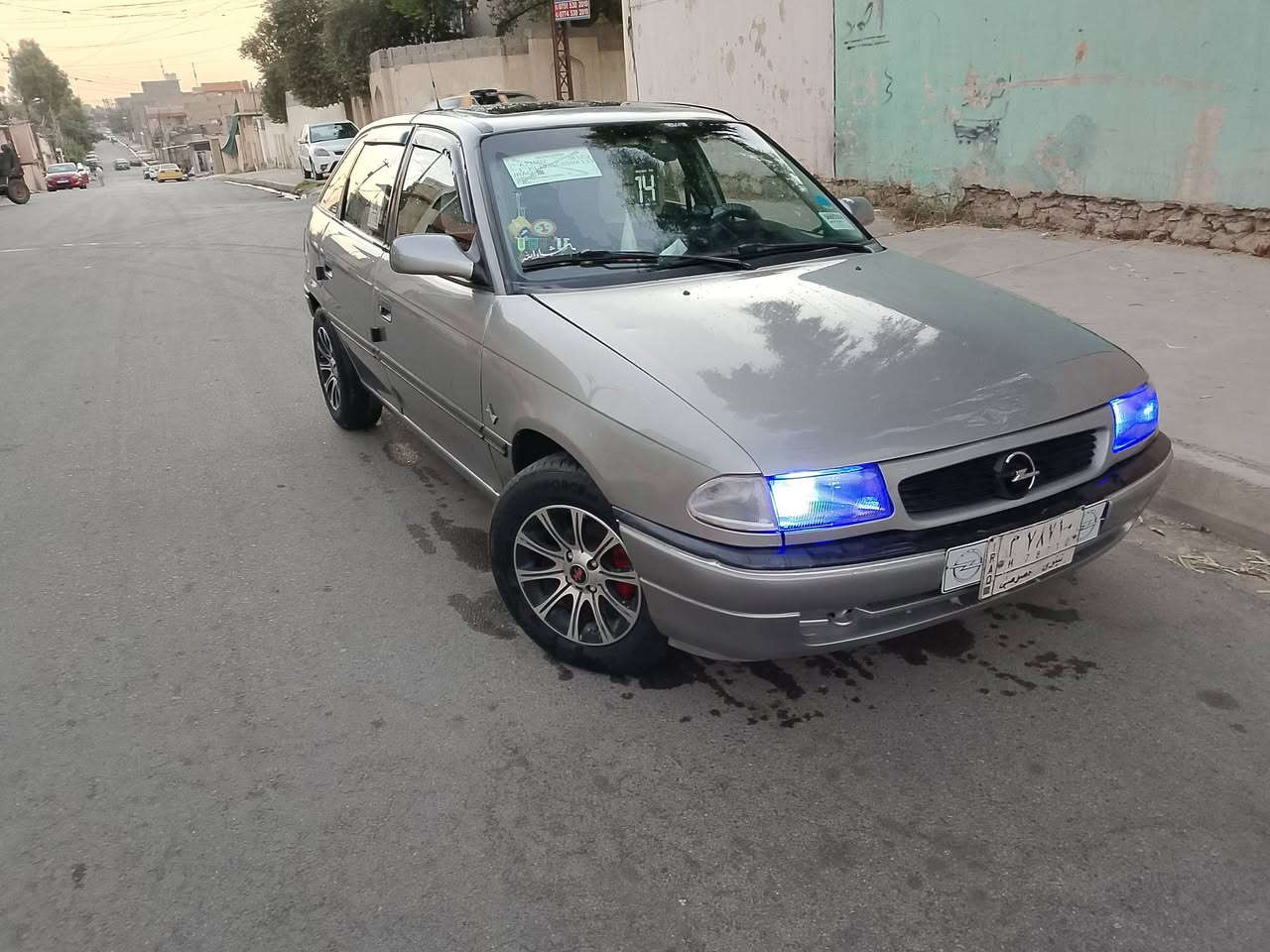 السلام عليكم استرا حجم 16موديل 93 مكينه وكير كصه ويلكب وطخم تايه نضيف ستيرن بور فتحه بسكف مسجل وطخم سماعات جديد دوشمه جديده دواير و دوسات و السقف مطوز جماليه توحيد لون كهربايات شغاله السعر 40 بيها مجال شرط التحويل العنوان الموصل ايمن ***********//  ***********
