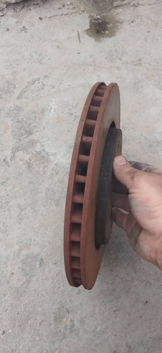 السلام عليكم فجوج اماميه بحال ممتازه عدد 2 مع فلنجه اماميه للاتصال ***********
