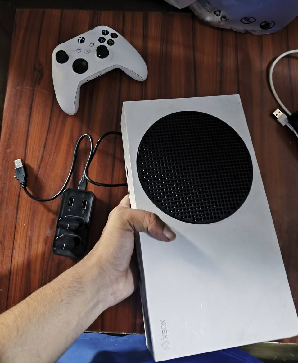 جهاز سيريس اس (Xbox Series S) ويه ملحقاته كيبل HDMI ومحول كهرباء ويده نظيفة + بطاريات شحن الجهاز مامفتوح ولامصلح استعمال شخصي خفيف 
السعر 360
مراسلة واتس *********** مكاني بغداد كمالية
