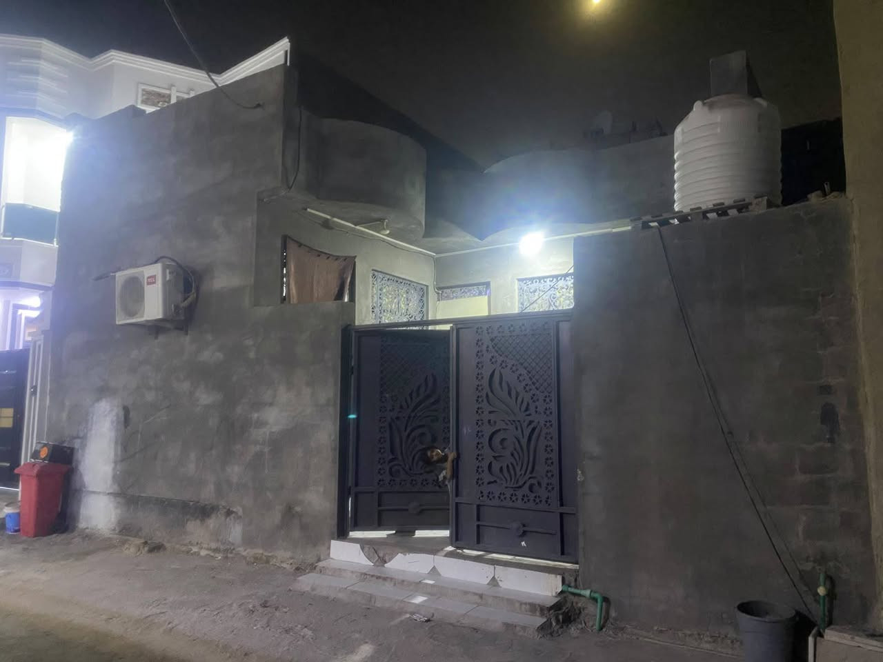 من رخصة الادمن 
مستعجل 
دار للبيع ١٠٠ متر الجزيرة زين العابدين قرب اسواق ابو حيدر شارع العقيد توفيق يتكون 
من ديوانيه 5+5
غرفة نوم 5+5
كراج 4+5
صحيات 
مطبخ داخلي 
حمام داخلي 
سقف ثانوي 
كونكريت
الطابق الثاني  حد الستارة هم غرف 2 وغرفة اطفال وحمام حسب التصميم 
منطقة محترمة مجاري ماء كهرباء تجي وتشوف بعينك 
للاستفسار ***********
