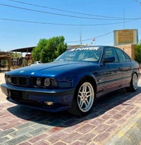 بي ام 525i • نيلي • رقم بابل