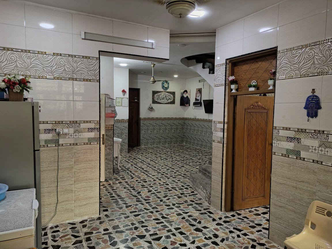 📞 ( *********** )

🏡 للبيع بيت في بغداد – سبع قصور | فرصة مميزة بسعر قابل للتفاوض

📍 الموقع: سبع قصور – فرع الحداد أبو الهيل

📜 السند: طابو زراعي – سند 25

📐 المساحة: 150 م²

↔️ الواجهة: 7.5 م

↕️ النزال: 20 م

💰 السعر المطلوب: 97 مليون دينار – والبيع بيه مجال للجادين

إذا تبحث عن بيت جاهز للسكن، بموقع قريب جداً من الشارع العام، وخدمات ممتازة، فهذا البيت يستحق المشاهدة 👌

✨ أهم مميزات البيت:

🔹 يبعد عن شارع سبع قصور العام والرئيسي خطوات فقط.

🔹 يقع في فرع مبلط بالكامل.

🔹 الكهرباء متوفرة بالكامل.

🔹 الإنترنت: كابينات ضوئية قريبة.

🔹 الماء ممتاز جداً، وتدفقه قوي حتى بدون ماطور سحب.

🔹 المجاري ضمن منظومة مميزة ومن الأفضل في المنطقة.

🔹 أساس البيت رفت والبناء بالكامل بالطابوق.

🔹 عمر البناء حوالي ثلاثة سنوات فقط.

🏠 توزيع البيت:

• 2 غرف نوم

• صالة واسعة

• استقبال

• مطبخ مفتوح على الصالة، مما يعطي مساحة داخلية واسعة ومريحة

• مخزنان، أحدهما مطبخ حار

• 3 حمامات: حمام خارجي، حمام داخل البيت، وحمام داخل إحدى الغرف

⚡ تفاصيل إضافية:

• منظومة الكهرباء داخل المنزل باستخدام بواري سحب وليس دفناً.

• المنزل بالكامل كاشي، مع بلاط في جميع أرجائه.

• الأبواب والإضاءة والتجهيزات الكهربائية من درجة أولى.

• الدرج الداخلي لف دائري.

• البيت يحتاج بعض اللمسات والتعديلات البسيطة، وهذا طبيعي في أي بيت مستخدم.

📌 المتبقي من الأعمال:

البيتونة + تطبيق الدرج + السياج العلوي الخارجي.

🏘️ ومن نقاط القوة المهمة:

المنطقة مقبلة بقوة على التحول إلى طابو سكني، وهو أمر يجعل الموقع محل اهتمام لمن يفكر بالسكن أو الاستثمار مستقبلاً.

💰 السعر: 97 مليون دينار وقابل للتفاوض

السعر محسوب وفق أسعار المنطقة نفسها، وليس سعراً عشوائياً أو مبالغاً به، والجاد يستطيع التأكد من أسعار البيوت في نفس الشارع والمنطقة والمقارنة بنفسه.

📞 للجادين فقط: التواصل للاتفاق على موعد مشاهدة البيت والتفاوض بشكل مباشر.

🏡 بيت بمساحة 150 متر، موقع قريب جداً من الشارع العام، خدمات ممتازة، وسعر مميز.
