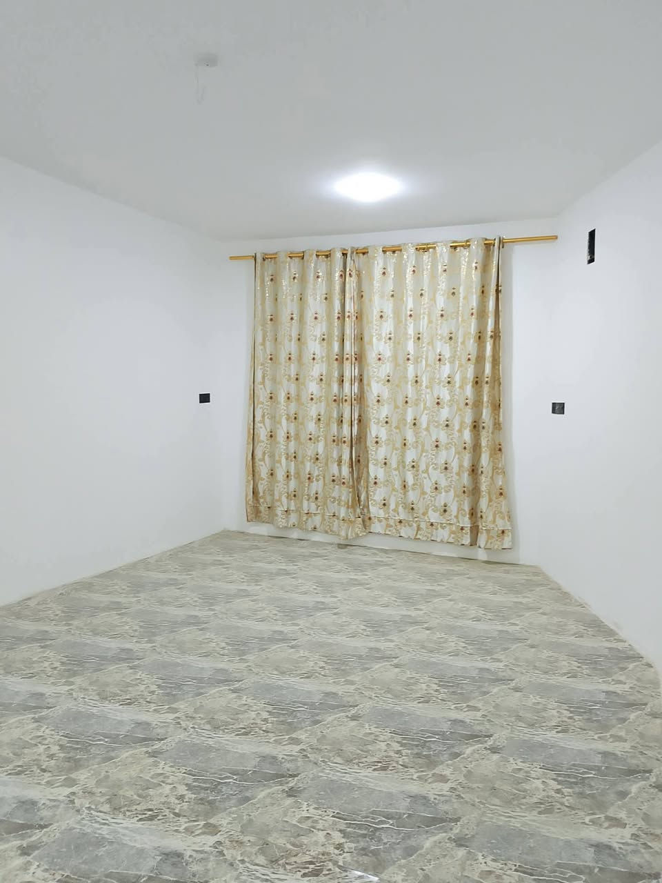 السلام عليكم بيت بناء حديث طابقين الطابق الارضي غرفتين وهول ومطبخ واستقبال ومجمع صحيات اما الطابق الثاني يحتوي غرفتين وصاله وصحيات العنوان حله طهمازيه فرع المدرسه خدمات متوفره مساحته 200 الاستفسار الواصل ع الرقم ***********
