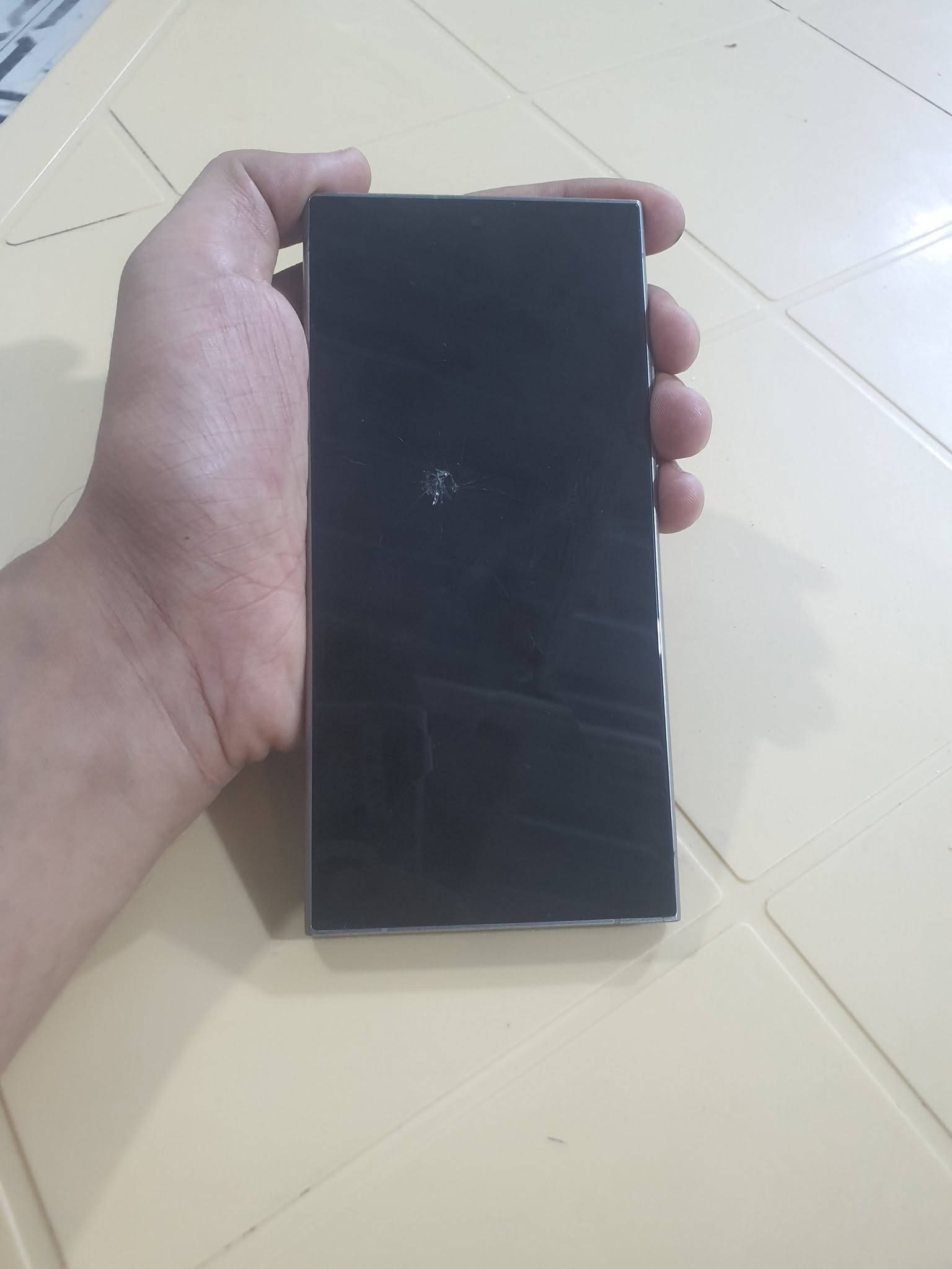 مستعجل بالبيع كلكسي S24 الترا مفطرة شاشته يحتاجله شاشه سعره 350
