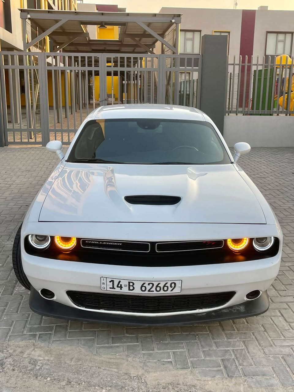 � للبيع دوج تشالنجر R/T HEMI موديل 
 موديل : 2023

🤍 اللون: أبيض
🏎️ المكينة: HEMI 5.7 R/T
📍 الرقم: بصرة
🛣️ الممشى: 43 ألف كم
⭐ Last Call اخر اصدار
✨ مواصفات وسط معروفة 

السيارة نظيفة ومرتبة وجاهزة على وضع الشركة، حادثها دعامية أمامية فقط و كصة البنيد صبغ مع بارد مكانين صغار، والسيارة ما بيها نقص.

⚠️ صور الحادث مرفقة بالمنشور

💰 السعر: 225$ قابل للتفاوض للجادين

📍 السيارة بالبصرة
☎️ *********** : للاستفسار والمعاينة
