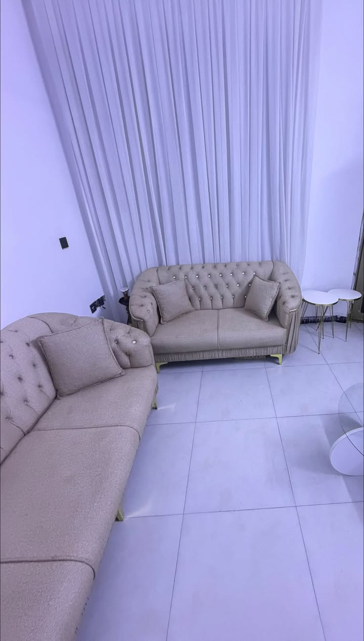 سلام عليكم تخم للبيع استعمال قليل 
سعره ٥٥٠مكان الدوره 
***********
