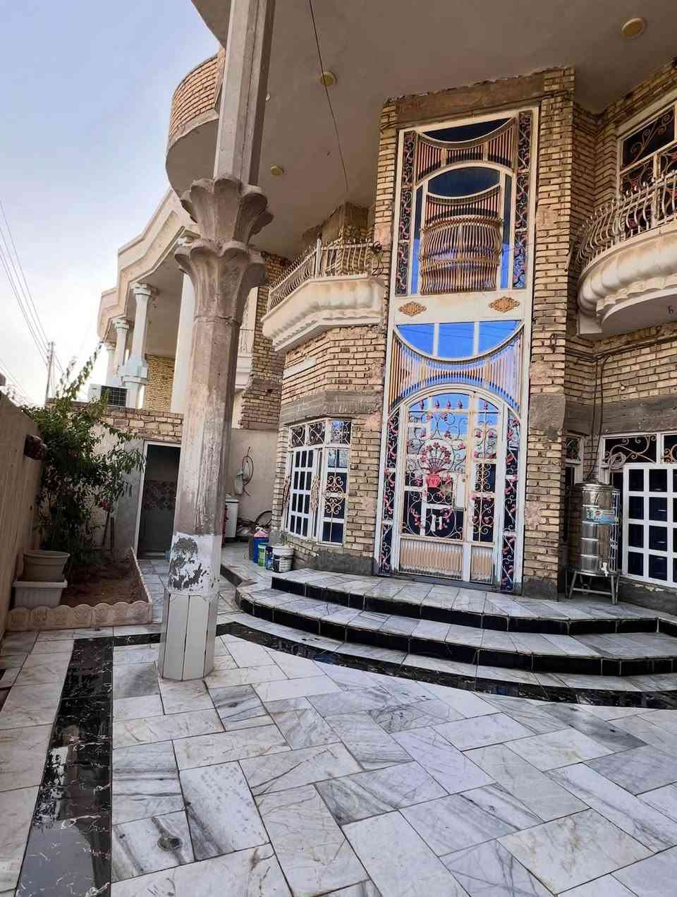 بيت للبيع حي الربيع المساحة 250 متر واجه 12.5 والنزال 20 طابقين كونكريت يحتوي البيت على 5 غرف السعر 450 وبي مجال بس الشراي يتصل الاستفسار ***********
