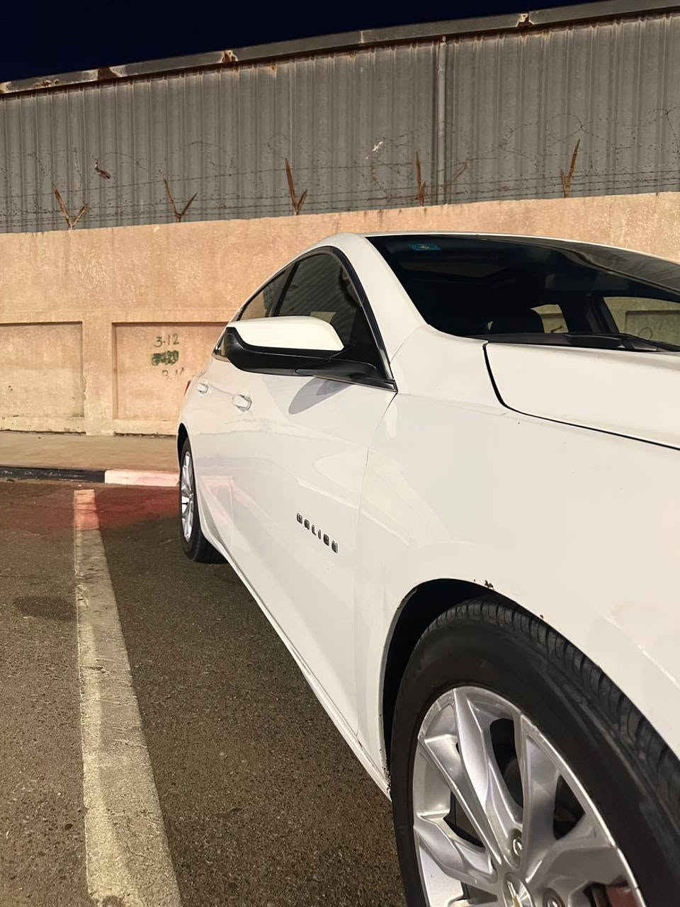 السلام عليكم 
شفروليت ماليبو موديل 2020 LT
محرك 4 سلندر 1.5 تيربو
رقم بغداد الجديد وبأسمي السيارة
بانوراما 
كشافات LED
كشنات كهرباء 
بصمة ابواب + تشغيل 
تبريد قطعتين 
منظومة لايت عالي/ناصي LED
تخم تاير جديد
بطارية جديده 

ضرر السيارة: بنيد + برانكيت الدعامية الامامية + الچاملغات الامامية+ ضرر بالدوس (بسبب الشحن)
صبغ السيارة: صيغ الچاملغات الامامية + تبديل وصبغ البنيد + بارد قليل من جهة باب السائق (بدون صبغ).
مكان السيارة: محافظة البصرة نتصال *********** البصرة, العراق

نص مكتوب في الصور:
- عالم السونار لفحص جميع انواع السيارات 12/24/2025 10:34:25 PM - MM - 100-000874 تبديل بارد خدوش صبغ جانب علوي يوجد رصعات معلومات السيارة لم يتم الفحص PDR نوع المركبة ماليبو رقم المركبة 98347 موديل المركبة 2020 لون المركبة ابيض رقم الموبايل الاسم الكامل جانب خلفي يوجد رصعات جانب امامي يوجد تبديل و صبغ جانب ايسر يوجد صبغ و تعديل بارد و رصعات و تكحيل و براغي الجاملغ الامامي مفتوح جانب ايمن يوجد تبديل وصبغ و تعديل بارد و رصعات و خدوش تفاصيل اخرى ***********-***********-*********** بغداد - بسماية - الشارع العام نخلي مسؤوليتنا بعد تسليم التقرير الى الزبون