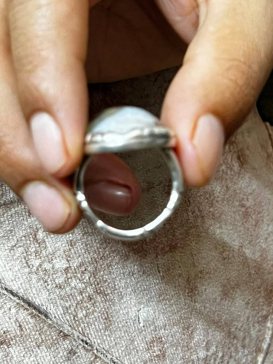 السلام عليكم محبس سليماني قديم صياغه ثقيله محبس العنوان بغداد حي النصر رقم المبايل *********** لايوجد خدمة توصيل شباب يعني اذا ماتريد تشتري ليش طب وتحجز غير بري الذمه اليحجز جذب مع احترامي للكروب  السعر 65 الف
