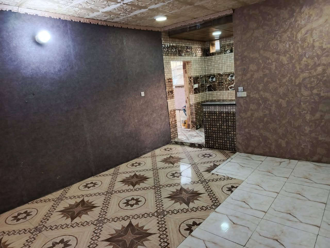 السلام عليكم  مشتمل 70مترطابق ثاني لليجار يحتوي على غرفة نوم كبيرة مع صالة كبيرة مع مطبخ والحمام سيراميك والانارة بالسقف مع بلكونة مع سطح  الايجار 450 موقع البيت في حي العامل الجنابات قرب روضة النسرين
للتواصل:عبر قناة التيلجرام يوجد كاافة العرووض ايجاارتت وبيع المنازل https://t.me/BintALHDA
ملاحظه/الشركة تعمل على تأجير العقارت بدلالية نصف ايجار وليس ايجار كامل. 
وكذلك البيع يكون 5.%
يعني نصف واحد بالميه موواحد بالميه او ع هذا الرقم***********
السلام عليكم  مشتمل 70مترطابق ثاني لليجار يحتوي على غرفة نوم كبيرة مع صالة كبيرة مع مطبخ والحمام سيراميك والانارة بالسقف مع بلكونة مع سطح  الايجار 450 موقع البيت في حي العامل الجنابات قرب روضة النسرين
