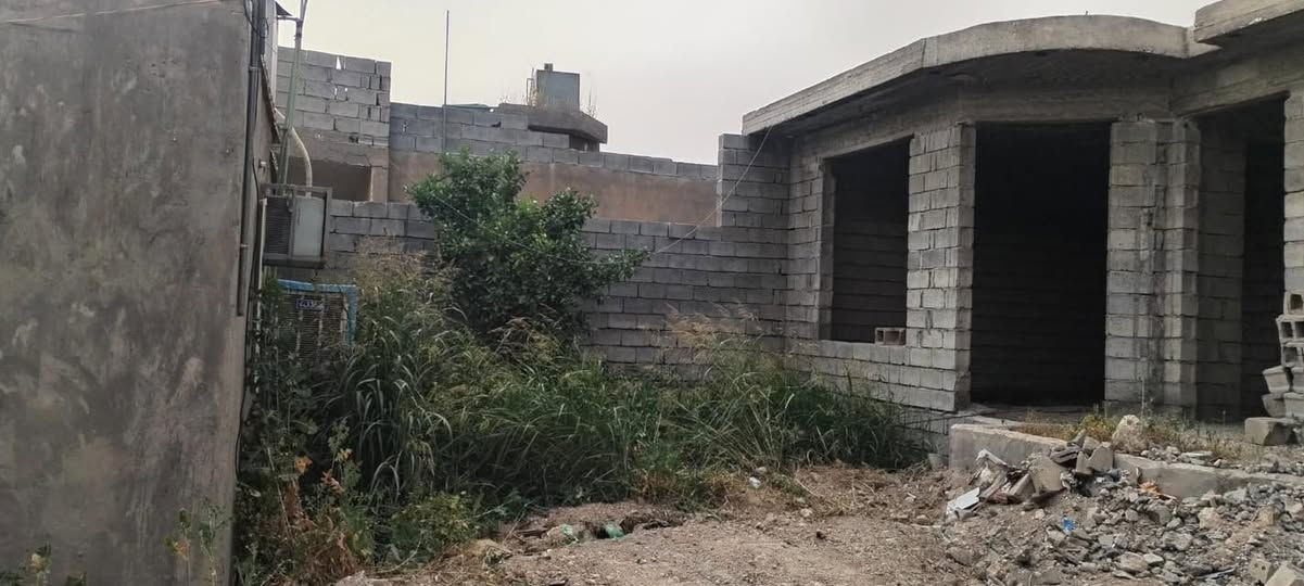 للبيع هيكل + محلات عدد(  ٢ ) سند زراعي 

المساحه بالسند ٣٢٥ 

المساحه واقع حال ٤١٥ متر 

الموقع - جمعية الامام - حي الزهراء - في الفرع  المجاور لمطعم مشاوير 

يحتوي على 
١- غرف نوم عدد ٢ 
٢- استقبال مفتوح ع الهول 
٣- صاله داخليه 
٤- مطبخ حار وبارد 
٥- كراج كبير
٦- حديقة 
٧- مناور 
٨- تبليط كهرباء وخدمات وماء ومجاري @
٩- محلات عدد ٢ القياسات ٤ *٦ سيراميك جداري وارضي 
للاستفسار اتصل 
*********** - ***********
