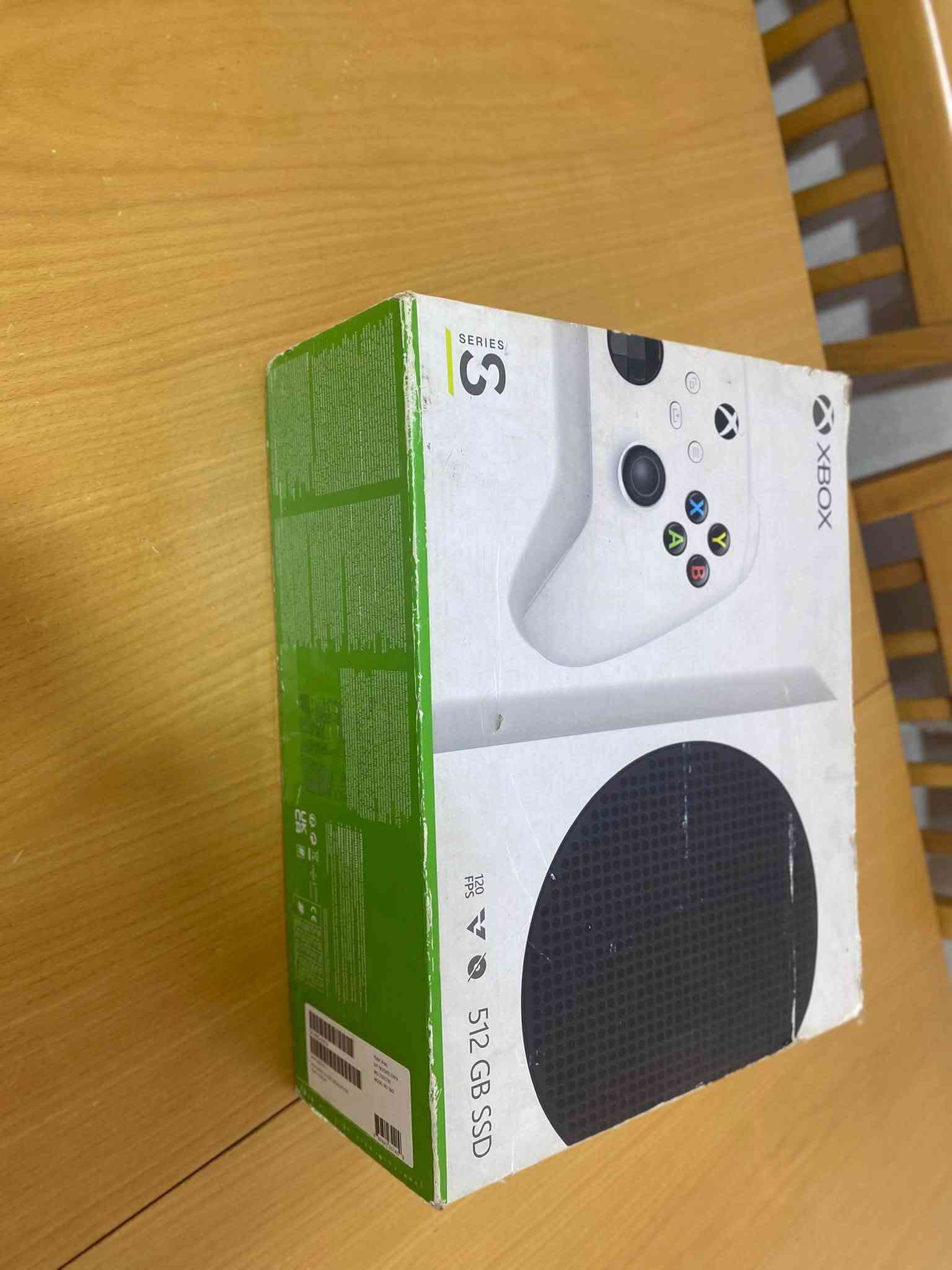 🔥 للبيع: بكج إكس بوكس سيريس اس (Xbox Series S) متكامل - بحالة الوكالة! 🔥
جهاز الجيل الجديد، ستيكر الشركة ممفتوح نهائياً (ما مفتوح ولا مصلح)، ويا فول ملحقات، جاهز للعب المباشر!
🎮 تفاصيل الجهاز والبكج:
 الجهاز: إكس بوكس سيريس اس (الستيكر الأصلي ممفتوح).
 اليدات: يدتين (اليد الأصلية + يدة سوداء إضافية أصلية).
 قاعدة الشحن والتبريد: قاعدة مخصصة + مروحة تبريد مدمجة.
 البطاريات: بطاريات قابلة للشحن.
 🎁 هدية ويا الجهاز: اشتراك جيم باس (Game Pass) شغال مجاناً!
 الملحقات: كافة الوايرات الأصلية + الكارتون.
💰 سعر البُكج (بدون الهارد): 575,000 دينار عراقي.
💾 إضافة اختيارية (هارد خارجي):
متوفر أيضاً هارد Seagate بسعة 5 تيرا (يكفي لمئات الألعاب) بسعر 190,000 دينار عراقي.
💰 السعر الإجمالي للبُكج كامل ويا الهارد (شلع): 770,000 دينار عراقي (وبي مجال للطيبين).
📍 العنوان: بغداد - الصالحية.
📞 للتواصل (اتصال / واتساب): ***********
