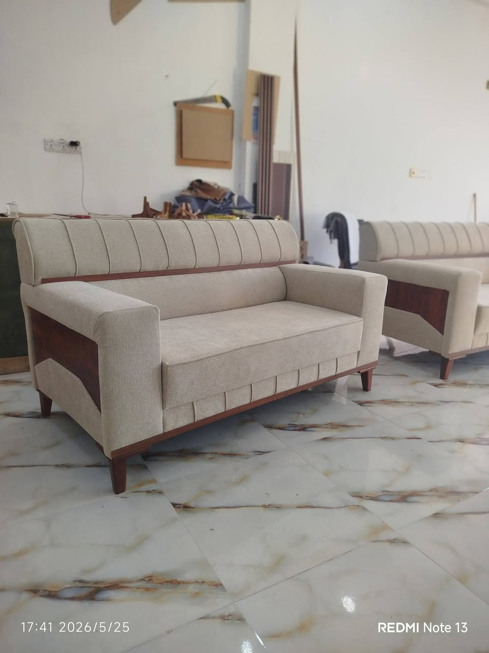 الفخامة، المتانة، ودقة التفاصيل.. تجتمع في مكان واحد! 🛋️✨
لأن منزلك يستحق الأفضل، نقدم لكم في "بصمة نجار" أحدث التصاميم وأرقى الموديلات من القنفات وأسرة النوم التي تضفي لمسة من الأناقة والراحة على مساحاتكم.
نحن لا نصنع الأثاث فحسب، بل نصنع الجودة التي تدوم مع الزمن. نعتمد في عملنا على ثلاثة معايير لا نساوم عليها:
المتانة العالية: هياكل خشبية صلبة وتأسيس متين مصمم ليتحمل الاستخدام اليومي لسنوات طويلة.
اللمسة النهائية (الفنش): دقة متناهية في التفاصيل، خياطة وتنجيد باحترافية عالية، وتقفيل نظيف يعكس ذوقك الرفيع.
الجودة الشاملة: استخدام أفضل المواد الأولية من الإسفنج عالي الكثافة إلى أجود أنواع الأخشاب.
ولأننا نهتم بأن يكون أثاثك انعكاساً لشخصيتك، نوفر لك أحدث كتالوجات ونماذج الأقمشة لتختار منها اللون والنوع الذي يناسب ذوقك وتصميم منزلك بكل حرية قبل بدء العمل.
"بصمة نجار" – أثاث يعيش معك، ويحكي قصة جودة.
للحجز والاستفسار، تواصل معنا عبر الرسائل أو تفضل بزيارتنا.
***********
***********

