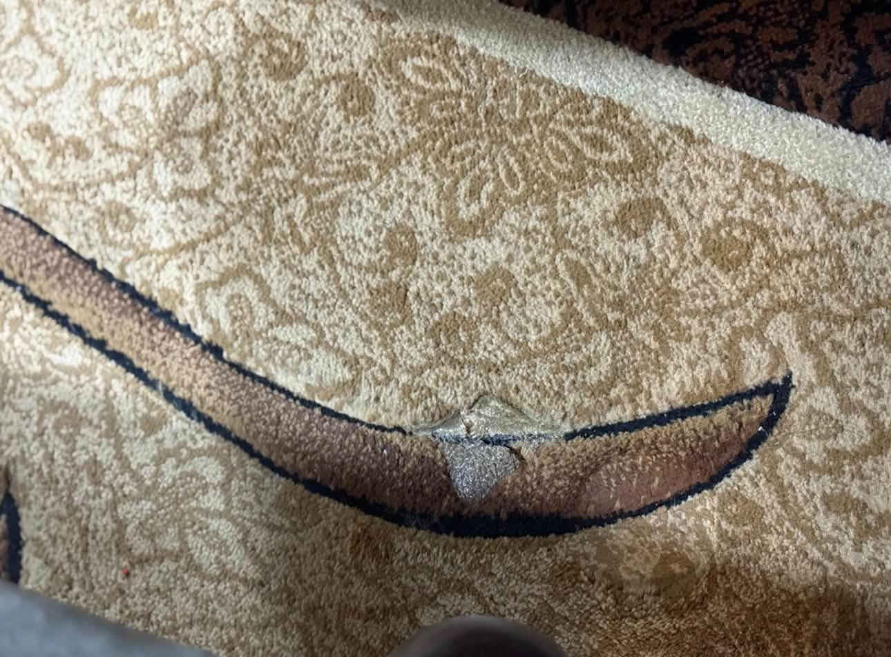 السلام عليكم 
السلام عليكم عندي زولية تركية ثقيلة ومرتبة للبيع 
مساحتها : طول (٥ امتار) وعرض (٣ امتار) 
سبب البيع : الانتقال الى بيت جديد صغير 
الزولية  مستعملة بس نظيفة  بيها عيب بسيط وهو اثر سلايم( طين اصطناعي الخاص بالاطفال) الاثر صغير بطرف الزاوية كما موضح بالصورة 
الي يحب يستفسر اكثر يتفضل خاص او يتواصل ع الرقم
***********
