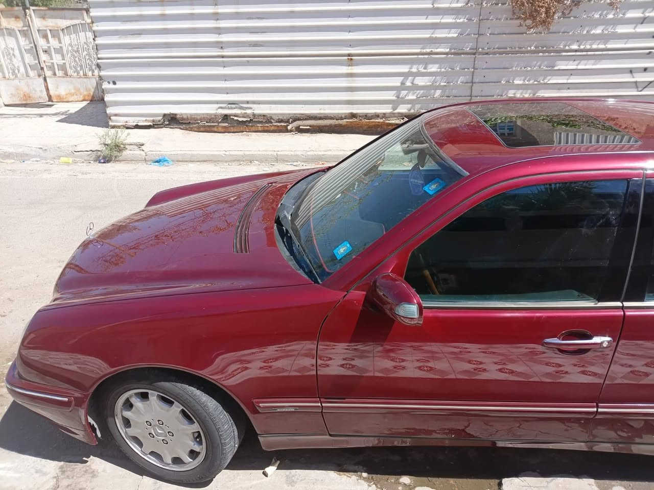 السلام عليكم
مارسدس ام عيون موديل 2000

فئة E230 

مصبوغة عام جمالية لا بيهة ضربة ولا شي 

كشنات كهرباء 

تبريد ثلج 

مثبت سرعة 

كاملة متكاملة صدر وكير ومكينة كفالة 

السعر ١٢٨ ورقة
***********
