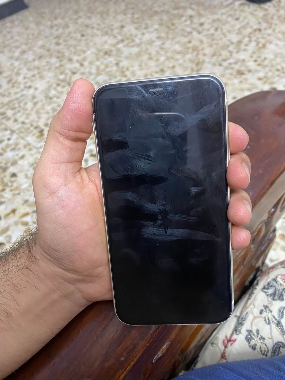السلام عليكم ايفون 11 عادي
نضيف مستخدم 6 اشهر الجهاز مال بيت مامتعوب 
مكاني بابل باب الحسين 
***********

نص مكتوب في الصور:
- ٨:٥٣ حول الاسم iPhone إصدار iOS 26.6.2 اسم الطراز iPhone 11 رقم الطراز MHCY3LL/A الرقم التسلسلي DX3DRSORN72R سجل تاريخ القطع والخدمة الأغاني الفيديوهات الصور السعة ١٢٨ غ.ب. متوفرة ١٠٩,٩٨ غ.ب. عنوان Wi-Fi BC:A5:A9:8F:1D:D9
- ٨:٥٣
- حالة البطارية والشحن
- >
- رسالة مهمة حول البطارية
- حالة بطاريتك متدنية جدًا. يمكن أن يبدل أحد مزودي
- خدمة Apple المعتمَدين البطارية لاستعادة الأداء والطاقة
- القصويين.
- العثور على خيارات الخدمة...
- الحد الأقصى للقدرة
- ٦٨٪
- هذا قياس لقدرة البطارية مقارنة بقدرتها عندما كانت جديدة. قد
- تسبب القدرة المنخفضة بتقليل ساعات الاستخدام بين عملية
- الشحن والأخرى.
- أقصى قدرة للأداء
- ستساعد الأنظمة المضمنة في النظام والمكونات في تخفيف آثار
- الأداء التي قد تلاحظها أثناء التقدم الكيميائي في عمر بطارية
- .iPhone
- شحن البطارية المحسن
- للحد من استنزاف عمر البطارية، يتعلم الـ iPhone من عادات
- الشحن اليومية، بحيث ينتظر ولا يتجاوز ٨٠٪ حتى يحين موعد
- حاجتك إلى استخدامه.