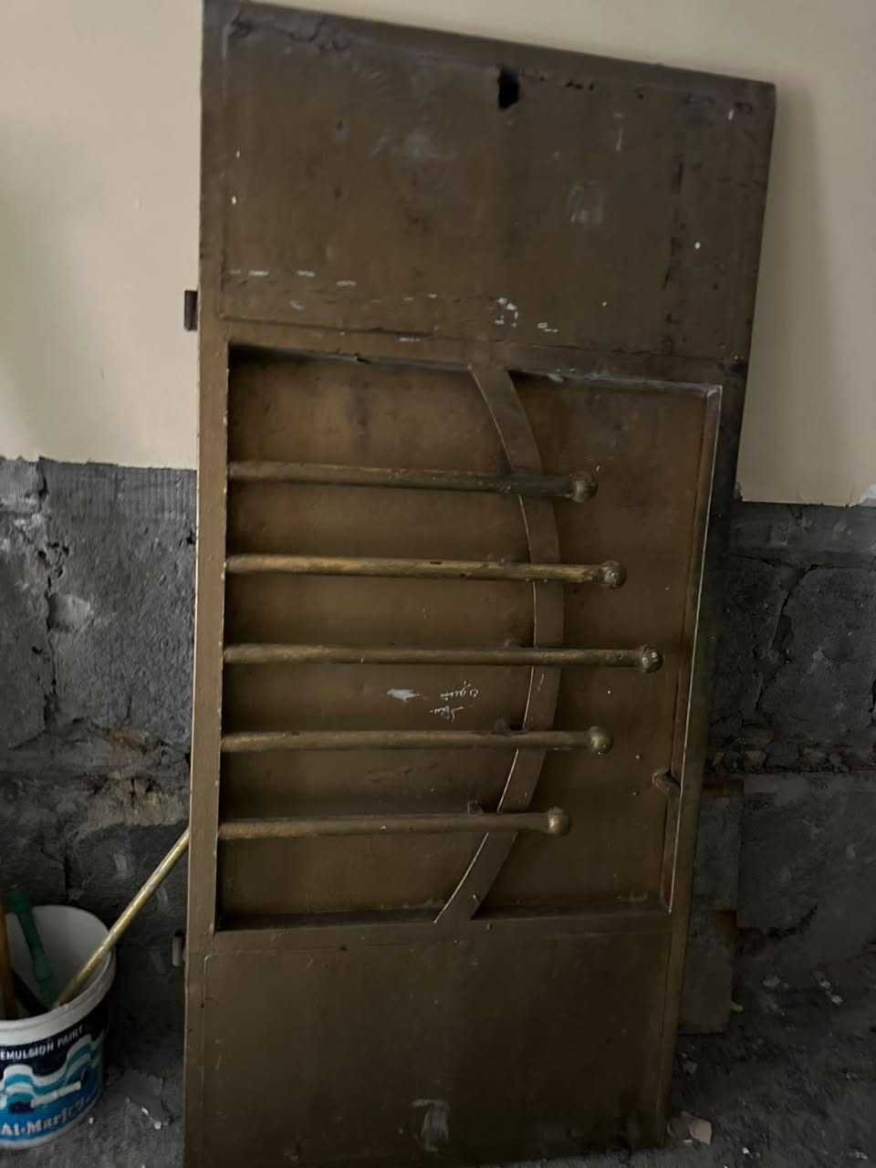 سلام عليكم بيبان عدد 3 ومحجر جاهز مال طابقين وباب وشباك وباب الرقم *********** مدينه الصدر
