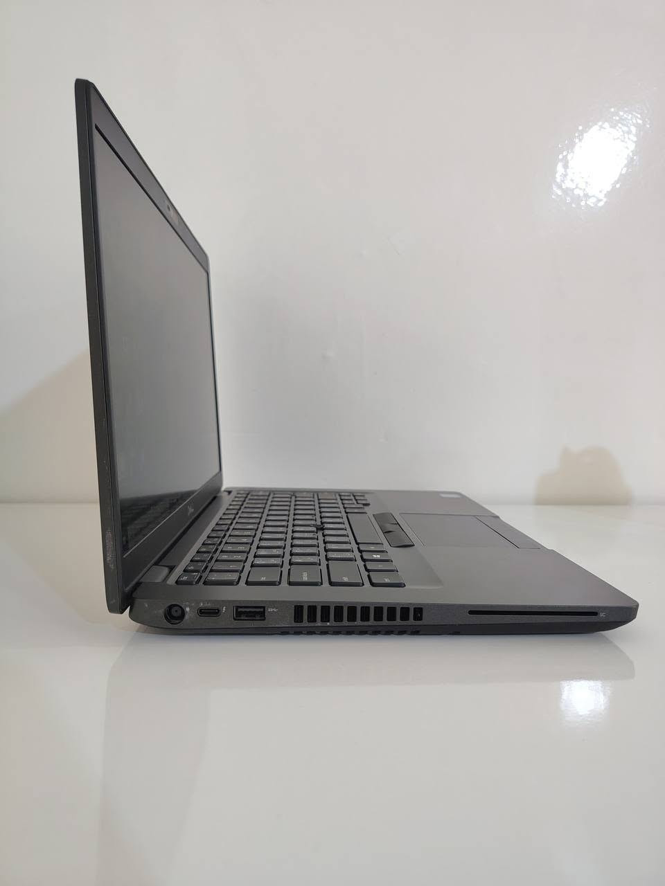 🎓💻 طلاب الجامعات… لابتوب قوي وعملي للدراسة والعمل والترفيه! 🔥

💻 Dell Latitude 5401

⚡ المواصفات:
🔹 المعالج: Intel Core i7 – الجيل التاسع H 💪
🔹 الرام: 8GB DDR4
🔹 التخزين: 256GB SSD 🚀
🔹 كرت الشاشة: Intel UHD Graphics 630
🔹 الشاشة: 14 إنچ FHD 🖥️
🔹 كيبورد عربي + إنكليزي بإضاءة ⌨️
🔹 نظافة عالية جداً ✨

🎮 مو بس للدراسة!
المعالج من فئة H ويقدم أداء قوي للاستخدام اليومي، البرامج المكتبية، البرمجة، الدراسة، التصفح، وبعض برامج التصميم، بالإضافة إلى الألعاب الخفيفة بإعدادات مناسبة 🎮🔥

🎒 حجم 14 إنچ — عملي وسهل الحمل للجامعة والدوام.

💰 السعر: 365,000 دينار فقط
🚚 التوصيل متوفر لجميع العراق 🇮🇶

📱 للطلب والاستفسار:
واتساب: ***********

🔥 أداء قوي + شاشة FHD + SSD سريع + معالج فئة H
