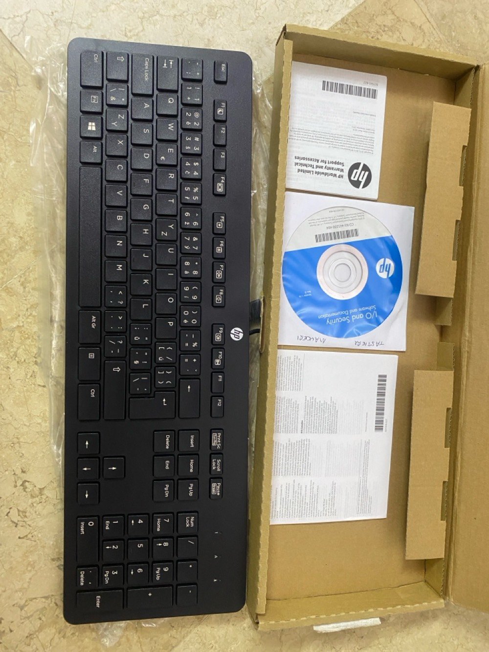 كيبورد كيمنك ماركة EZONTEQ
كيبورد استخدام شخصي او عمل ماركه HP

الكيبورد الاول كيمنك 

لوحة مفاتيح (كيبورد) ألعاب سلكية من شركة EZONTEQ، والموديل الخاص بها هو Weaver 100.تُصنف هذه اللوحة كخيار اقتصادي مميز لعشاق الألعاب والاستخدام المكتبي اليومي، وتأتي بالتفاصيل والمواصفات التالية:⚙️ المواصفات والتفاصيل التقنيةنوع التخطيط (Layout): يأتي بالحجم الكامل بـ 108 مفاتيح، مما يعني أنه يتضمن لوحة الأرقام الجانبية (Numpad) كاملة.تصميم المفاتيح: مفاتيح بارزة وعائمة (Floating Keycaps) بتصميم مريح لليد يتبع منحنى ميكانيكي (Ergonomic Build) لتقليل الإجهاد أثناء الكتابة أو اللعب لفترات طويلة.الإضاءة: تدعم إضاءة LED ملونة (RGB) متعددة الأنماط لتضفي مظهراً جمالياً متميزاً داخل الغرفة.نوع التوصيل: اتصال سلكي عبر منفذ USB لضمان استجابة سريعة وبدون تأخير أثناء اللعب.الخامة والتحمل: مصنوع من بلاستيك الـ ABS المقاوم للصدمات.ميزات الألعاب: تدعم تقنية منع تداخل المفاتيح (Anti-Ghosting) لتسجيل الضغطات المتزامنة بدقة.لوحة المفاتيح هذه تمنحك شعوراً شبيهاً بالكيبورد الميكانيكي (Mechanical Feeling) مع الحفاظ على هدوء الضغطات، وهي متوافقة للعمل مع أنظمة التشغيل المختلفة مثل Windows و Mac.

الكيبورد الثاني 

لوحة مفاتيح (كيبورد) سلكية أصلية من شركة HP مخصصة للأعمال، وتُعرف تجارياً باسم HP Business Slim Keyboard (موديل مثل KU-1469 أو QY776AA).إليك أبرز تفاصيل ومواصفات هذه اللوحة:التصميم والهيكل: تأتي بتصميم نحيف وعصري (Slim Design) وموفر للمساحة، مع مفاتيح منخفضة الارتفاع (Low-profile) لتوفر كتابة هادئة ومريحة أثناء العمل الطويل.تخطيط المفاتيح (Layout): لوحة مفاتيح كاملة الحجم (Full-size) تشتمل على الأزرار الأساسية، أزرار الوظائف (F1-F12)، ولوحة رقمية جانبية مخصصة لإدخال البيانات والعمليات الحسابية بسهولة.لغة الكتابة: اللوحة الظاهرة في الصورة تدعم الحروف الإنجليزية والرموز بشكل أساسي، بالإضافة إلى بعض الرموز الإضافية (مثل الحروف الأوروبية المعدلة أو الرموز الخاصة بالتخطيط الدولي).نوع الاتصال: سلكي عبر منفذ USB القياسي (Plug and Play)، حيث تعمل فوراً بمجرد توصيلها بالكمبيوتر دون الحاجة لتثبيت تعريفات إضافية.المتانة ومقاومة السوائل: اللوحة مصممة للاستخدام المكثف في البيئات المكتبية، وتتميز بوجود قنوات تصريف داخلية لحمايتها من التلف الناتج عن انسكاب السوائل الخفيفة المفاجئة.محتويات العلبة: تظهر في الصورة العلبة الكرتونية الأصلية وتحتوي على كتيبات الضمان والدعم الفني من HP، بالإضافة إلى قرص مضغوط (CD) يحتوي على البرمجيات والوثائق الخاصة بالتشغيل والأمان للشركات.