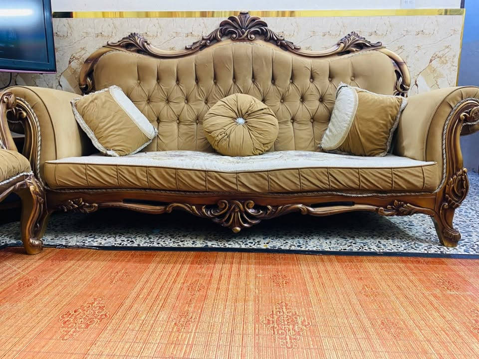 السلام عليكم تخم للبيع بغداد الصليخ تخم ١٠ كراسي ملكي ابو التاج زان تركي مع كوشات عدد ٨ استعمال قليل اخو الجديد قنفتين كبار و٤ كراسي للستفسار على هذا الرقم ***********
