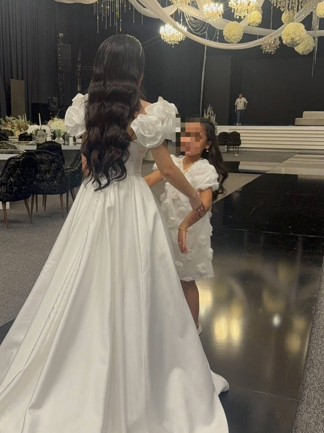 مكان الشراء : boutique , موسكو ، روسيا
قياس : s, xs 
سعر الشراء 3000$ 
سعر البيع ١.٥ مليون
التواصل
***********
قابل للتفاوض 
الفستان فقط
@sana.e.h

