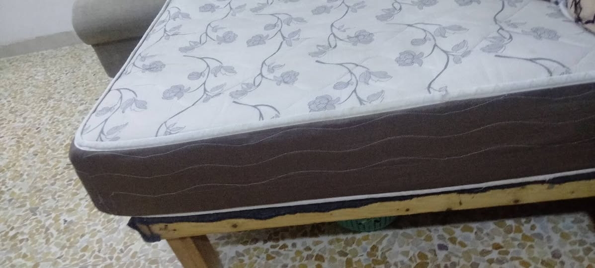 اغراض مستعمله للبيع ***********
حجله اطفال ٢٥
هزاز ١٠
دوشك تخت نفرين ٥٠
تخت نفر ٢٥
