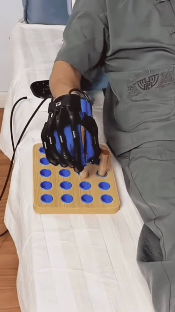 جهاز تدريب إعادة تأهيل وظائف اليد
Hand Function Rehailitation Trainingdevice

🔷الاستخدامات

🔹إعادة تأهيل اليد بعد الجلطات أو الإصابات أو العمليات الجراحية.

🔹تحسين حركة الأصابع وإعادة بناء القوة والمرونة لمرضى الأعصاب.

🔹تخفيف التشنجات والتيبّس واستعادة القدرة على القبض والفتح.

🔹تدريب التحكم العصبي الحركي لمرضى الشلل النصفي وكبار السن.

🔹مناسب للعلاج الفيزيائي المنزلي أو للمراكز الطبية.

⭐المميزات

🔹قفاز رئيسي (يمين أو يسار) يتوفر بمقاس XL حسب اختيار المستخدم.

🔹يأتي المنتج مع كف مساعد (Mirror Glove) يعمل كأداة للتحكم بحركة القفاز الرئيسي، حيث يقوم المستخدم بتحريك الكف السليم ليقوم القفاز العلاجي بتقليد الحركة تلقائيًا.

🔹نظام ذكي لتحفيز الأعصاب وتحريك الأصابع عبر آلية قبض وفتح آلية مدروسة.

🔹وحدة تحكم إلكترونية بواجهة لمس لضبط قوة الشد، سرعة الحركة، وعدد التكرارات.

🔹دعم كامل لجميع أصابع اليد من خلال أنظمة سحب مرنة تحاكي الحركة الطبيعية.

🔹مناسب لمرضى ضعف العضلات، إصابة الأعصاب، تيبّس الأصابع، أو فقدان التحكم الحركي.

🔹مواد مرنة ومريحة تضمن جلسة علاجية طويلة بدون انزعاج.

🔹مستوى أمان عالٍ يعمل بطاقة 5V عبر شاحن USB.

🔹سهل الاستخدام بدون تجربة سابقة أو إشراف مباشر من مختص.

🔹وضعيات تدريب متعددة(قبض – فتح – تدريب تدريجي – نمط ذكي).

🔷المواصفات التقنية:

🔹الطاقة: 5V USB

🔹آلية العمل: محرك + نظام سحب ميكانيكي للأصابع

🔹وضعيات التدريب: متعددة

🔹مدة الجلسة الموصى بها: 20 دقيقة – 4 مرات يوميًا (حسب الكتالوج)

📦محتويات الصندوق

🔹قفاز علاجي رئيسي: يميني أو يساري – مقاس XL(حسب النسخة الموجودة داخل العلبة).

🔹كف مساعد للتحكم بالحركة (Mirror Glove).

🔹وحدة التشغيل الإلكترونية.

🔹أشرطة دعم وتثبيت إضافية.

🔹كيبل USB + رأس شاحن.

🔹دليل استخدام كامل.

🔹علبة التغليف بقياس:

🔹الطول 23 سم – العرض 15 سم – الارتفاع 13 سم.

📝الملاحظات

🔹المنتج يحتوي على قفاز علاجي واحد فقط، وليس زوجً.

🔹يجب اختيار النسخة المناسبة قبل الاستخدام (يمين و يسار –XL).

🔹الكف المساعد لا يُستخدم للعلاج، بل للتحكم بالقفاز الرئيسي لتقليد الحركة.

🔹يجب البدء بتمارين خفيفة ثم زيادة الشدة تدريجيًا.

🔹غير مناسب لمن لديهم جروح أو التهابات في اليد.

💳 ألسعر / 80،000 IQD
🚚يوجد خدمة توصيل
بغداد/ 3000 IQD
ألمحافظات/ 5000 IQD

