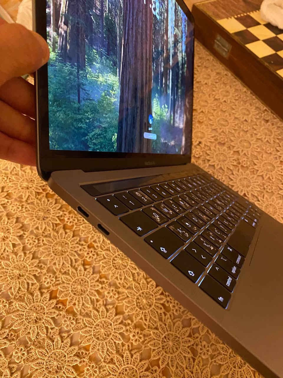 Macbook pro 13in 2019 للبيع 
معالج i5 
شاشه سلم مسطحه 
كيبورد لمس siri
دبل سماعات صوت كلش قوي
نظام ios كامل 
بصمه اصبع وجه 
شحن تايبسي مو محوله 
وبعد بيها هواي مواصفات معروفه 
اخت الجديده الكيبورد بعده بلزكات 
وهواي سوالف سعرها 500 الف وبيها مجال بسيط مكاني بغداد العامريه رقم ***********
